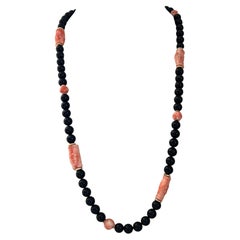 Collier de perles sculpté, onyx et or jaune 18 carats des années 1980