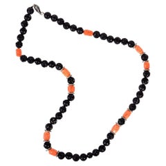 Collier de perles en forme de boule en corail et onyx sculpté avec diamants