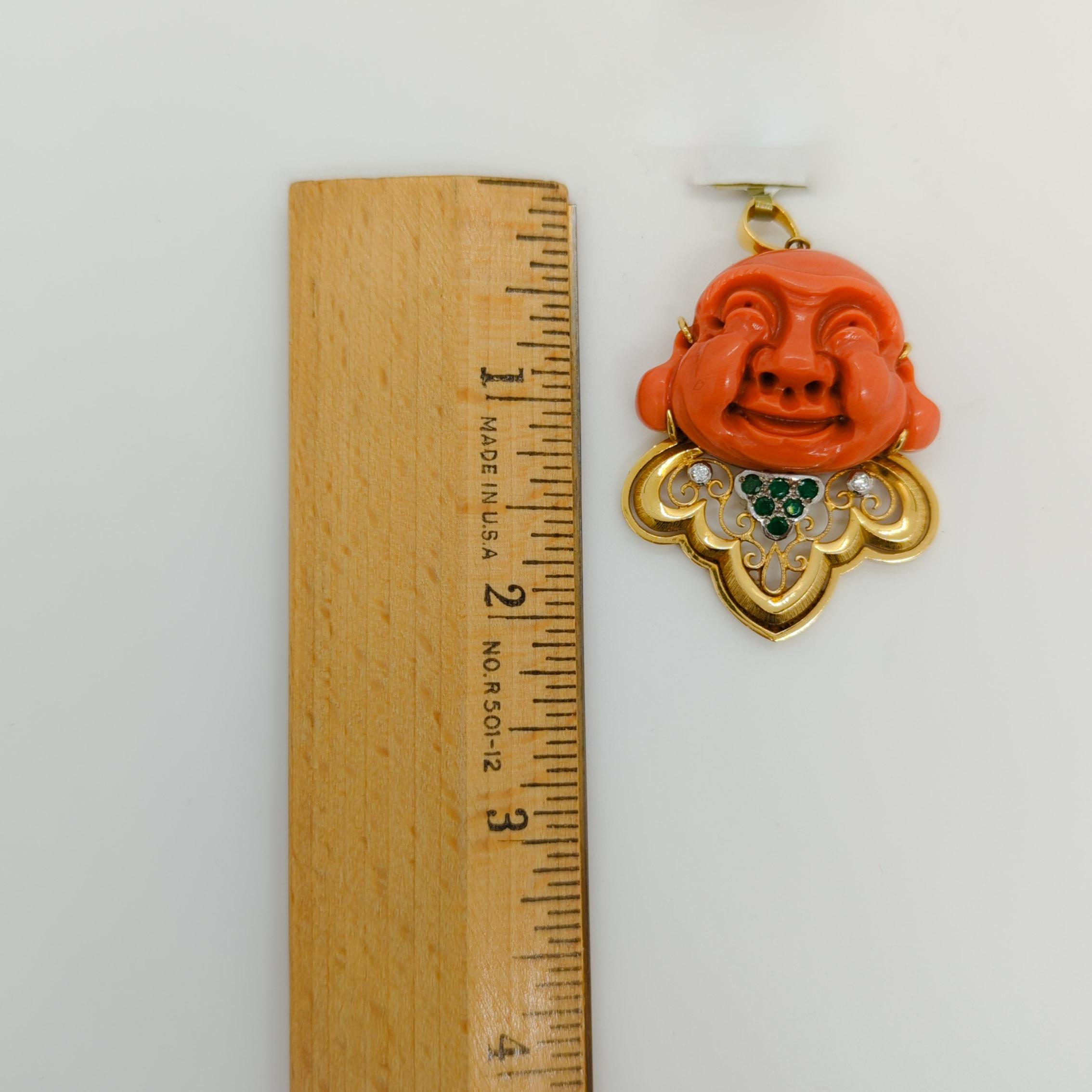 Geschnitzter Korallen- Smiling-Buddha-Anhänger aus 18 Karat zweifarbigem Gold für Damen oder Herren im Angebot