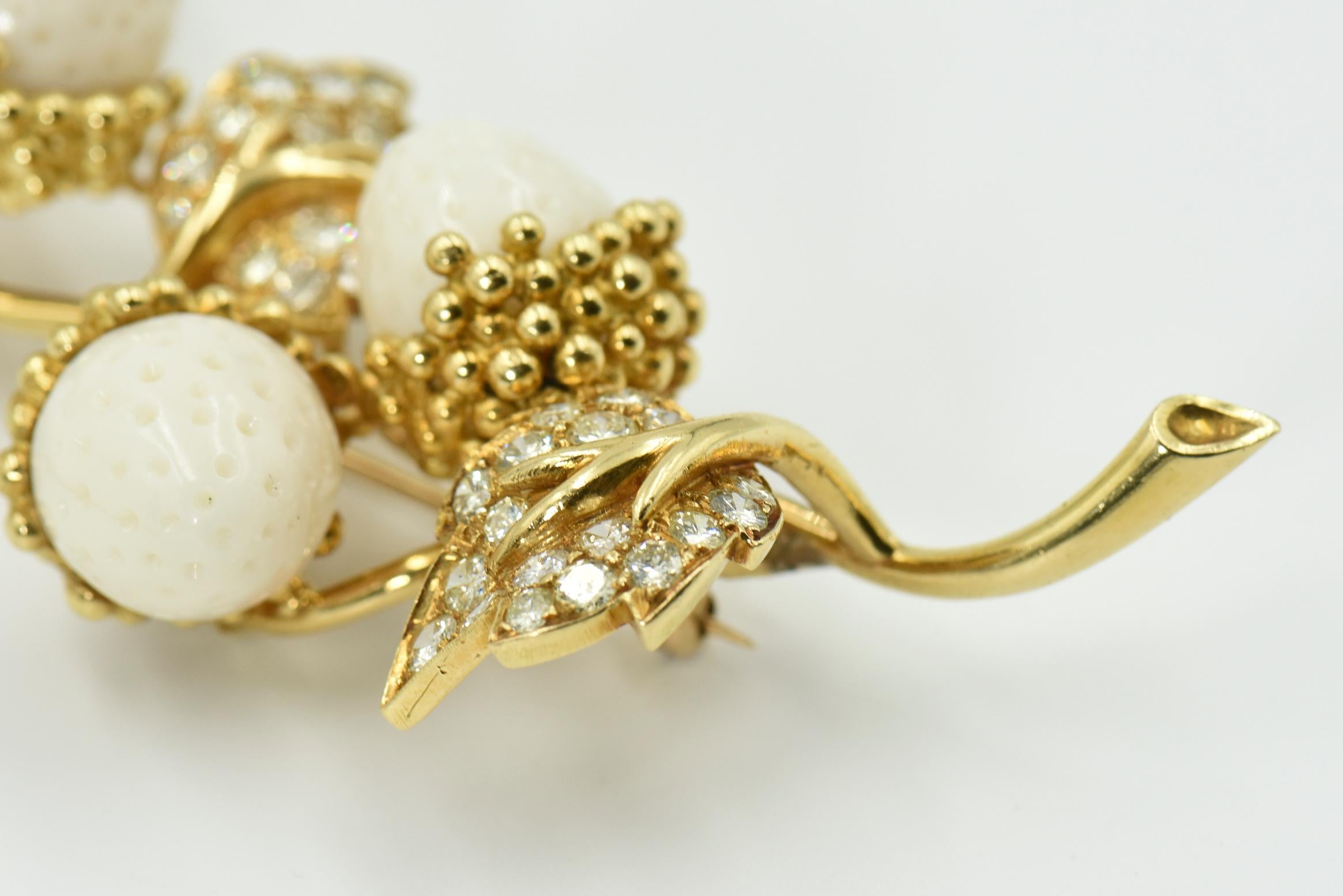 Carved Coral White Strawberries and Diamond Large Yellow Gold Brooch In Good Condition For Sale In Miami Beach, FL