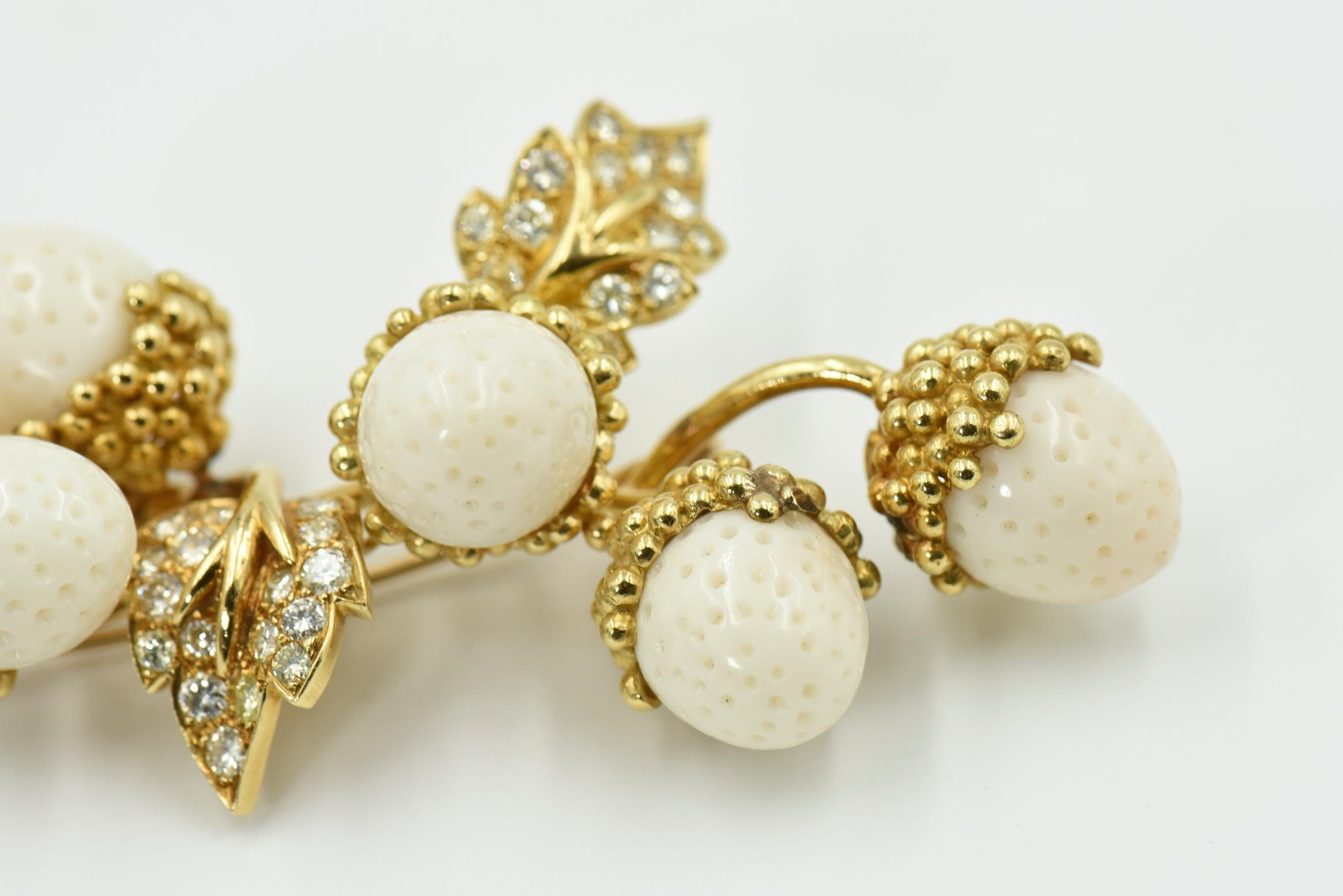 Women's or Men's Carved Coral White Strawberries and Diamond Large Yellow Gold Brooch For Sale