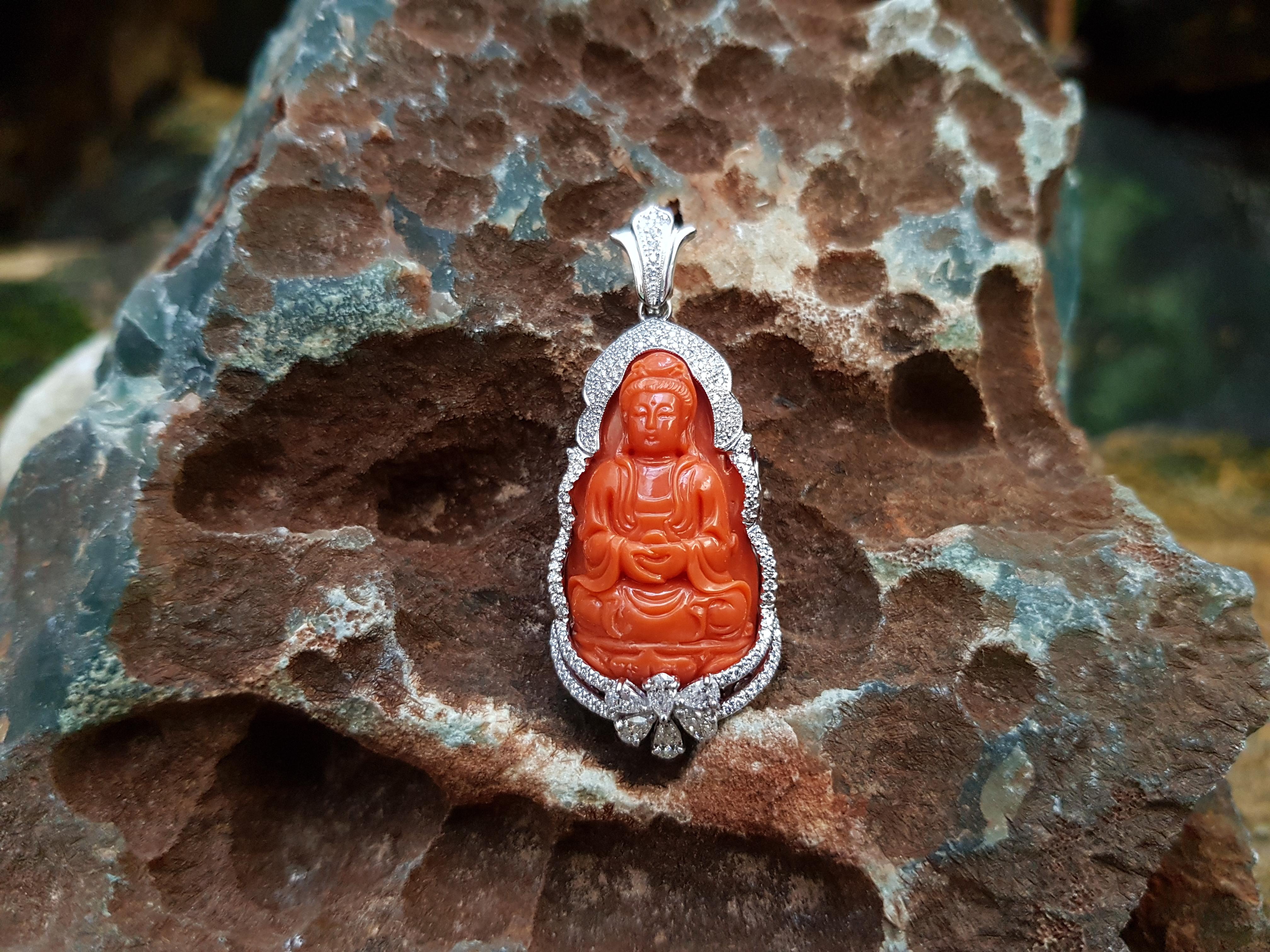 Contemporain Pendentif déesse de la misère en corail sculpté et diamants, en or blanc 18 carats en vente