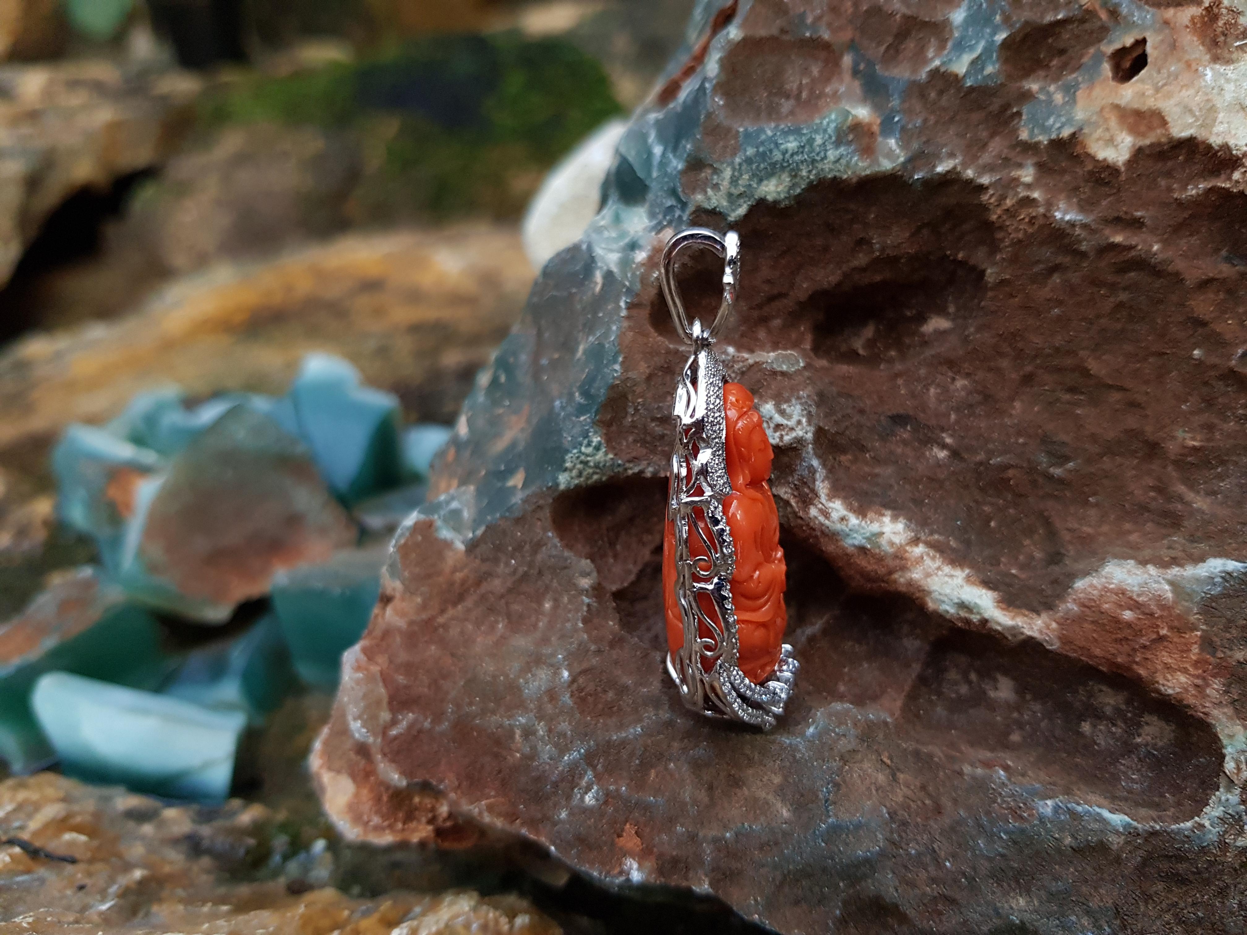 Pendentif déesse de la misère en corail sculpté et diamants, en or blanc 18 carats Neuf - En vente à Bangkok, TH