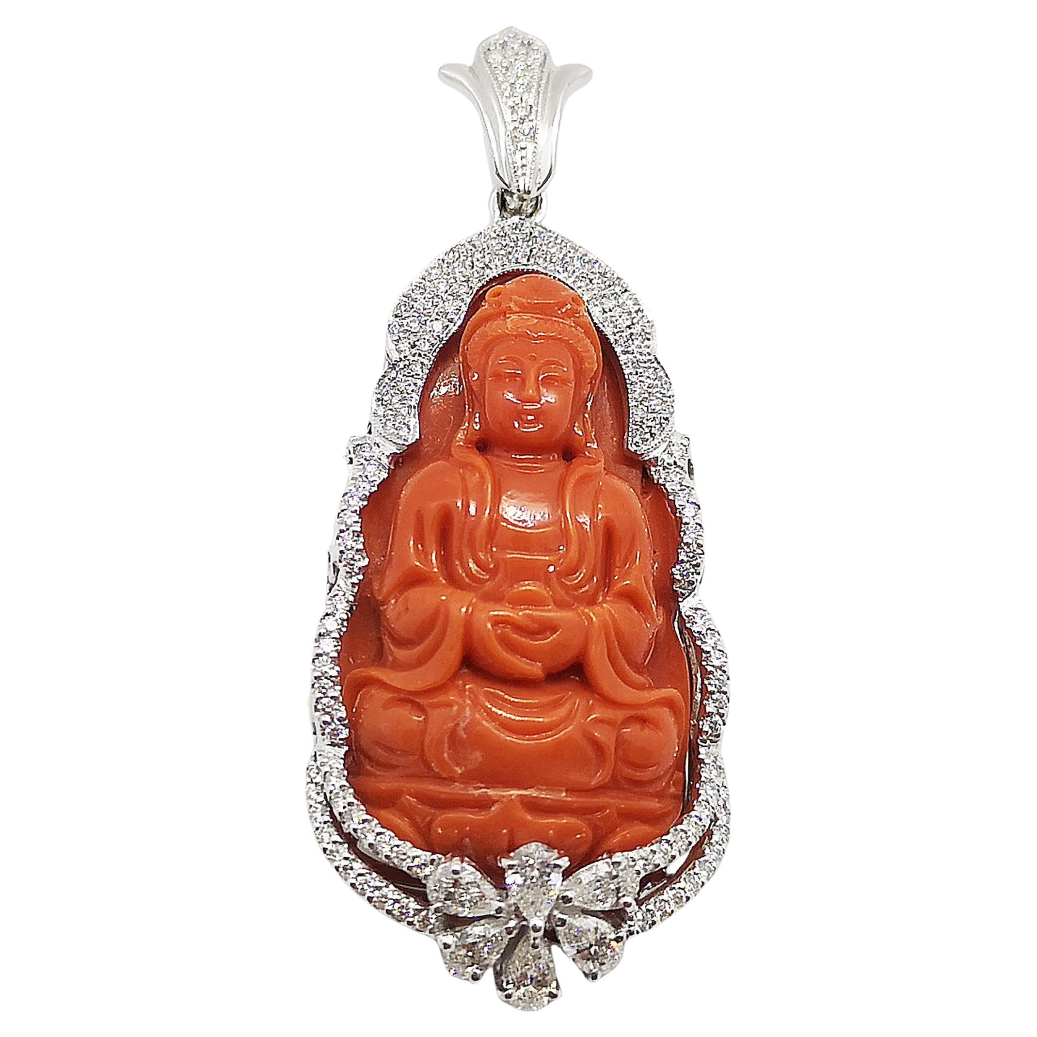 Pendentif déesse de la misère en corail sculpté et diamants, en or blanc 18 carats