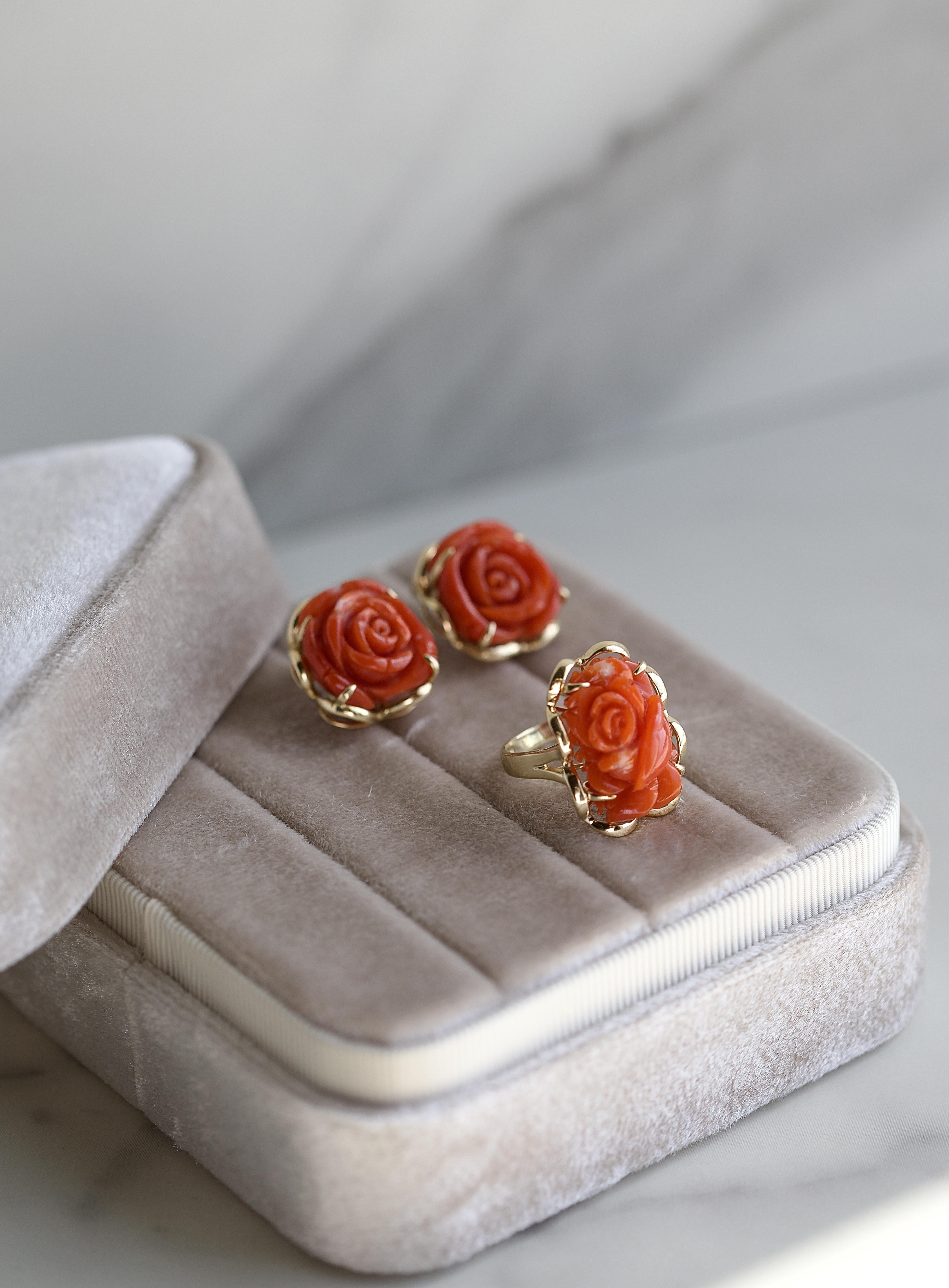 Carved Coral Yellow Gold Earrings & Ring Set In Excellent Condition For Sale In Beverly Hills, CA