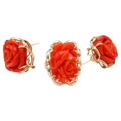 Boucles d'oreilles et bague en or jaune avec corail sculpté