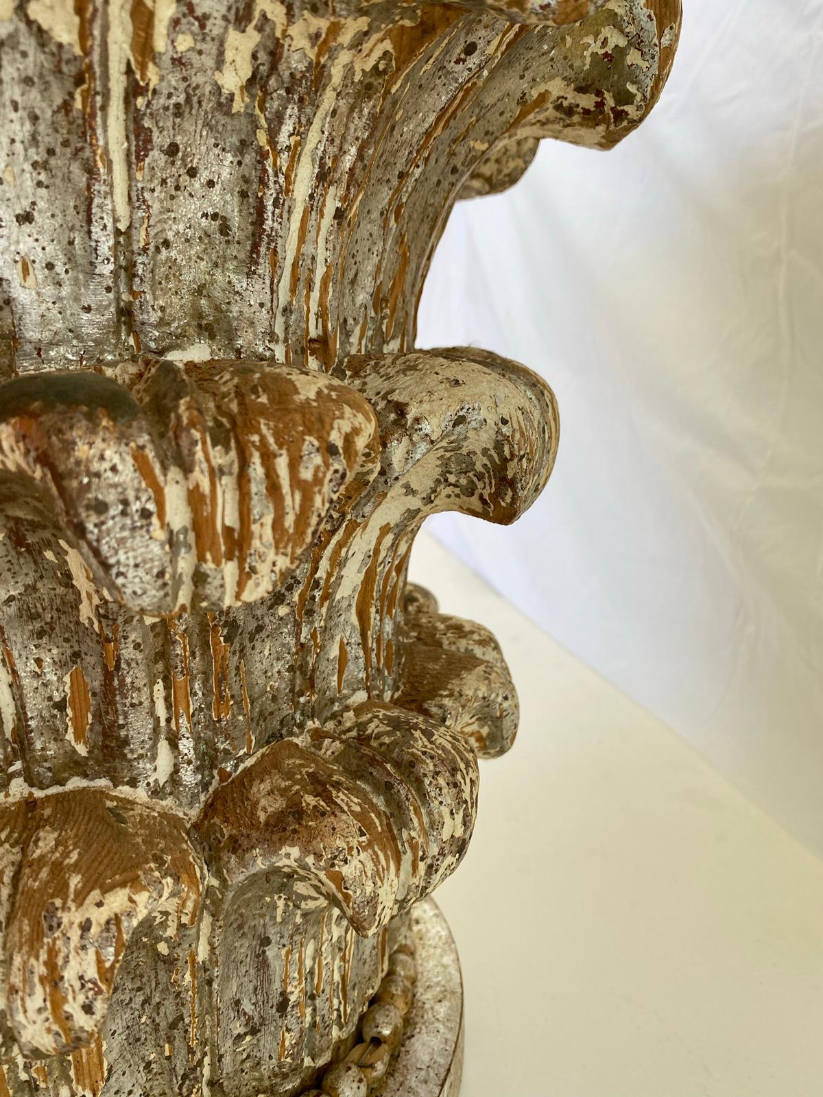Geschnitzter korinthischer Capital Beistelltisch mit runder Carrara-Marmorplatte im Zustand „Gut“ im Angebot in West Palm Beach, FL
