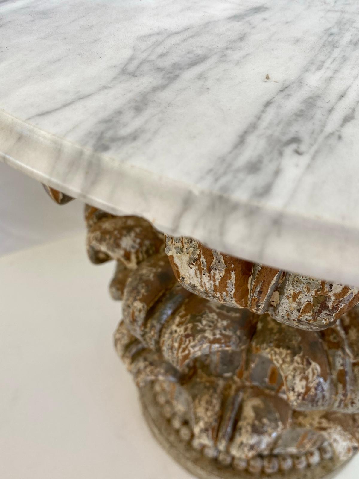 Geschnitzter korinthischer Capital Beistelltisch mit runder Carrara-Marmorplatte im Angebot 1