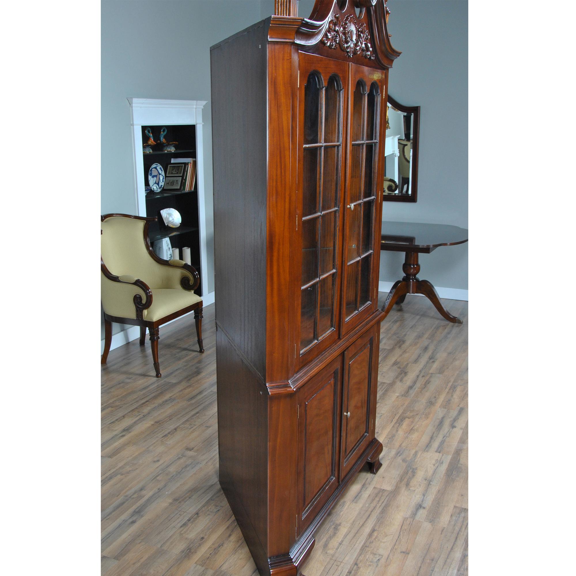 Geschnitzter Eckschrank (Handgeschnitzt) im Angebot