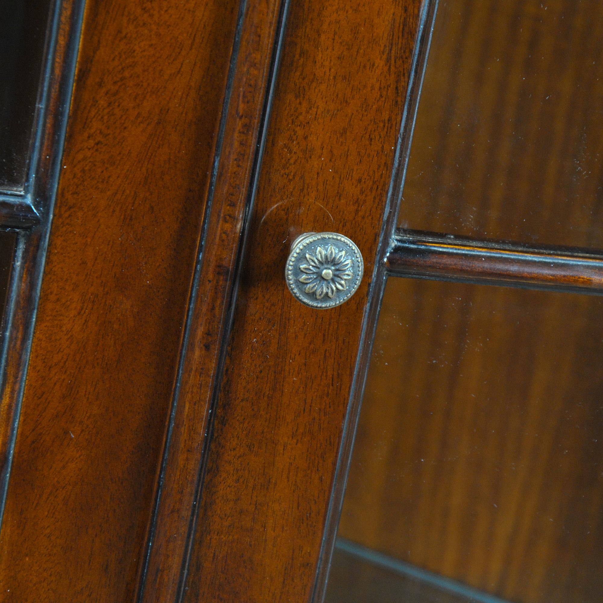 Geschnitzter Eckschrank (Glas) im Angebot