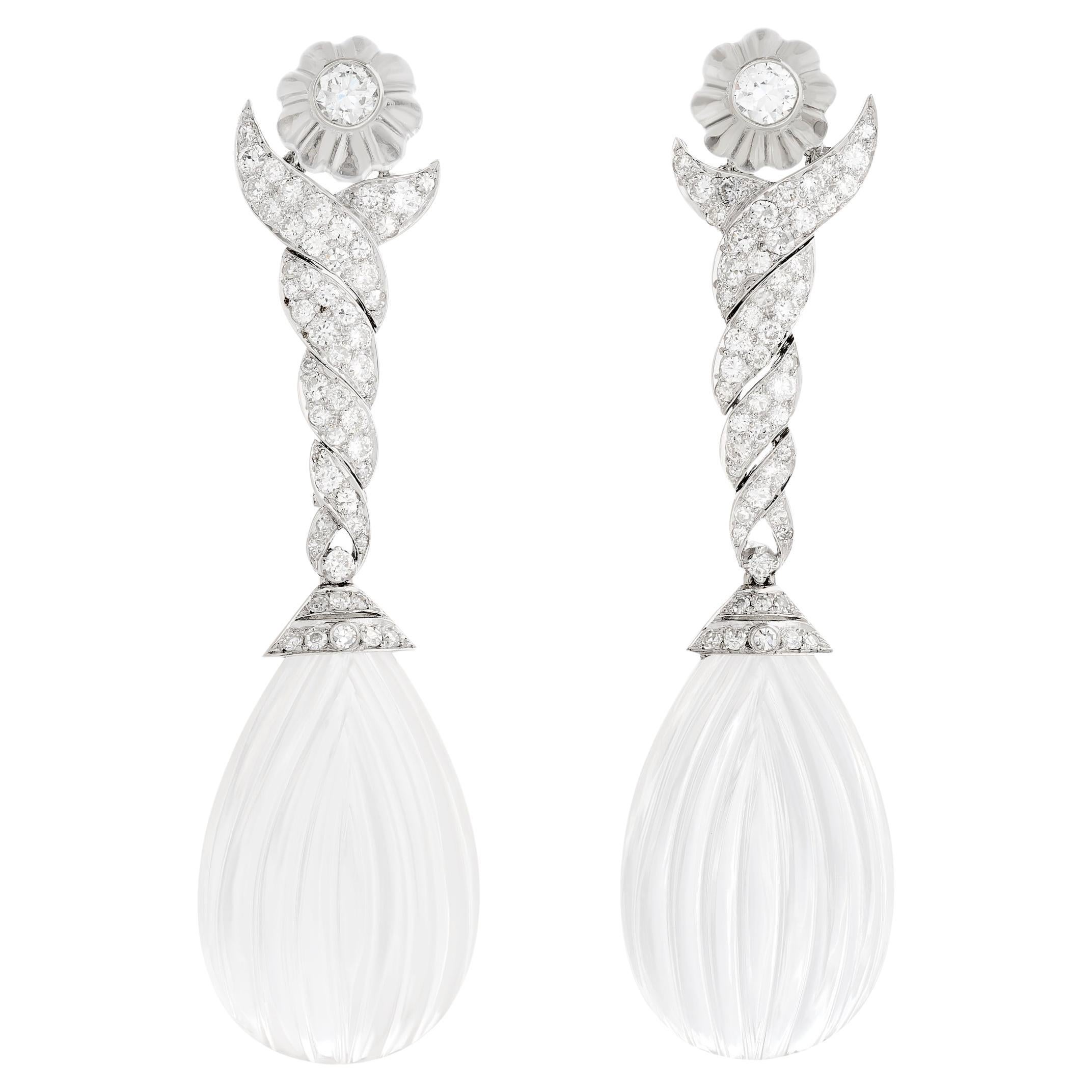 Boucles d'oreilles pendantes en platine avec cristaux et diamants sculptés