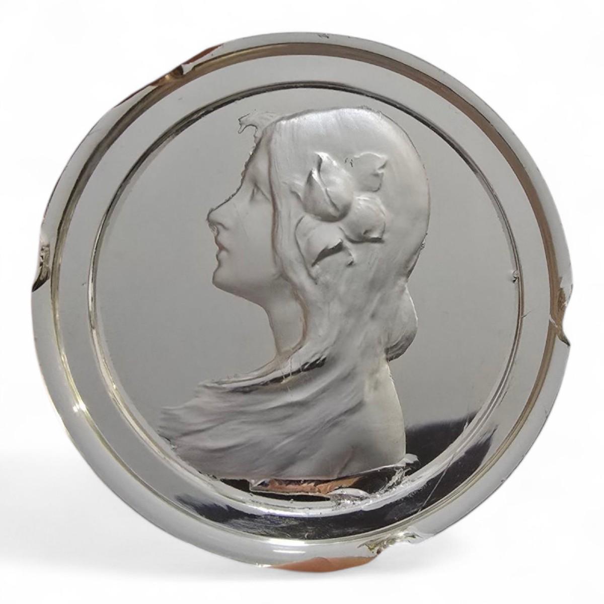Medallón de Cristal Tallado - Siglo XIX en venta 1