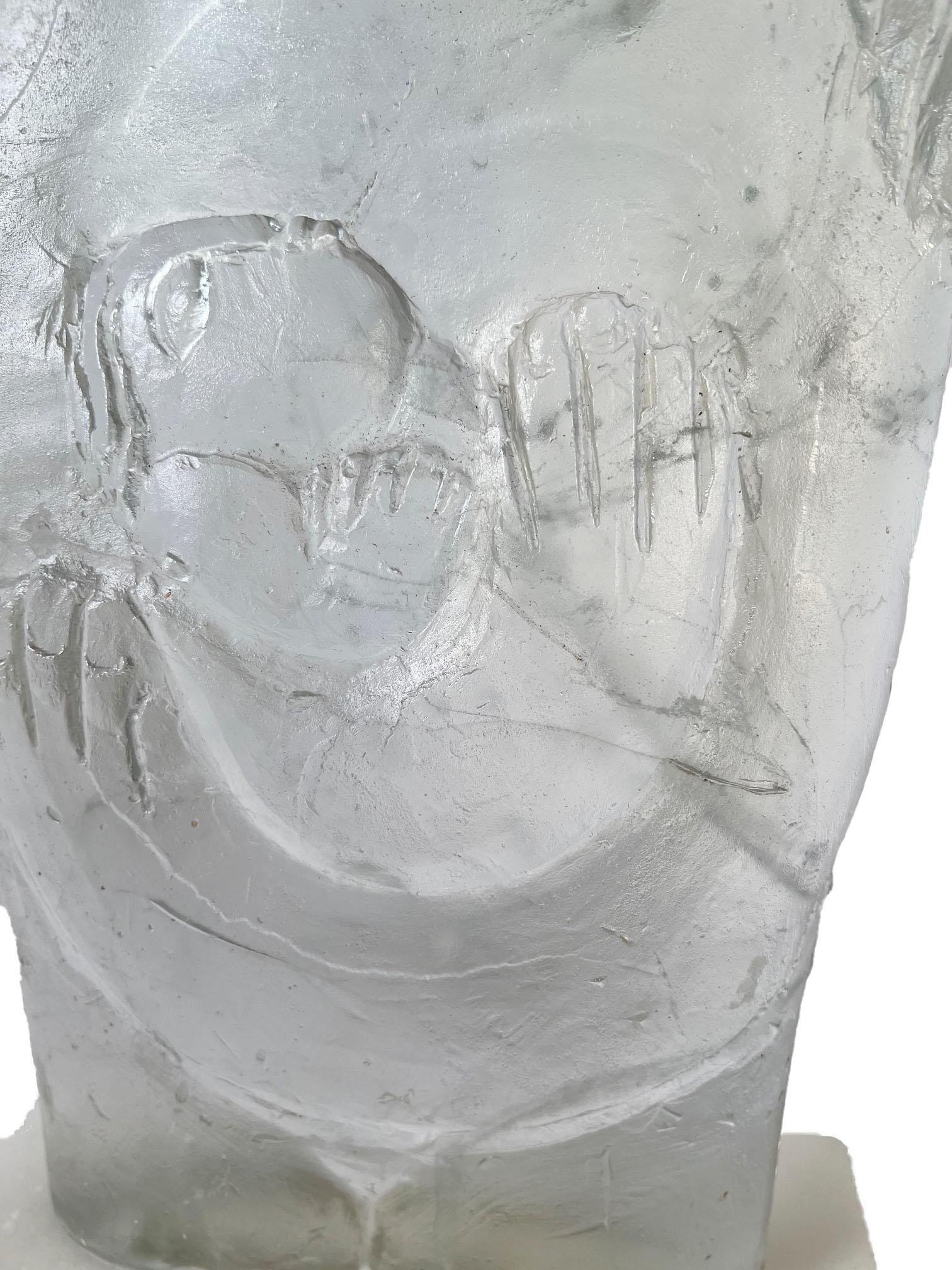 Un cristallo contemporaneo intagliato a mano che raffigura madre e figlio su una base di marmo bianco, realizzato a mano in uno studio fuori Lisbona, in Portogallo.