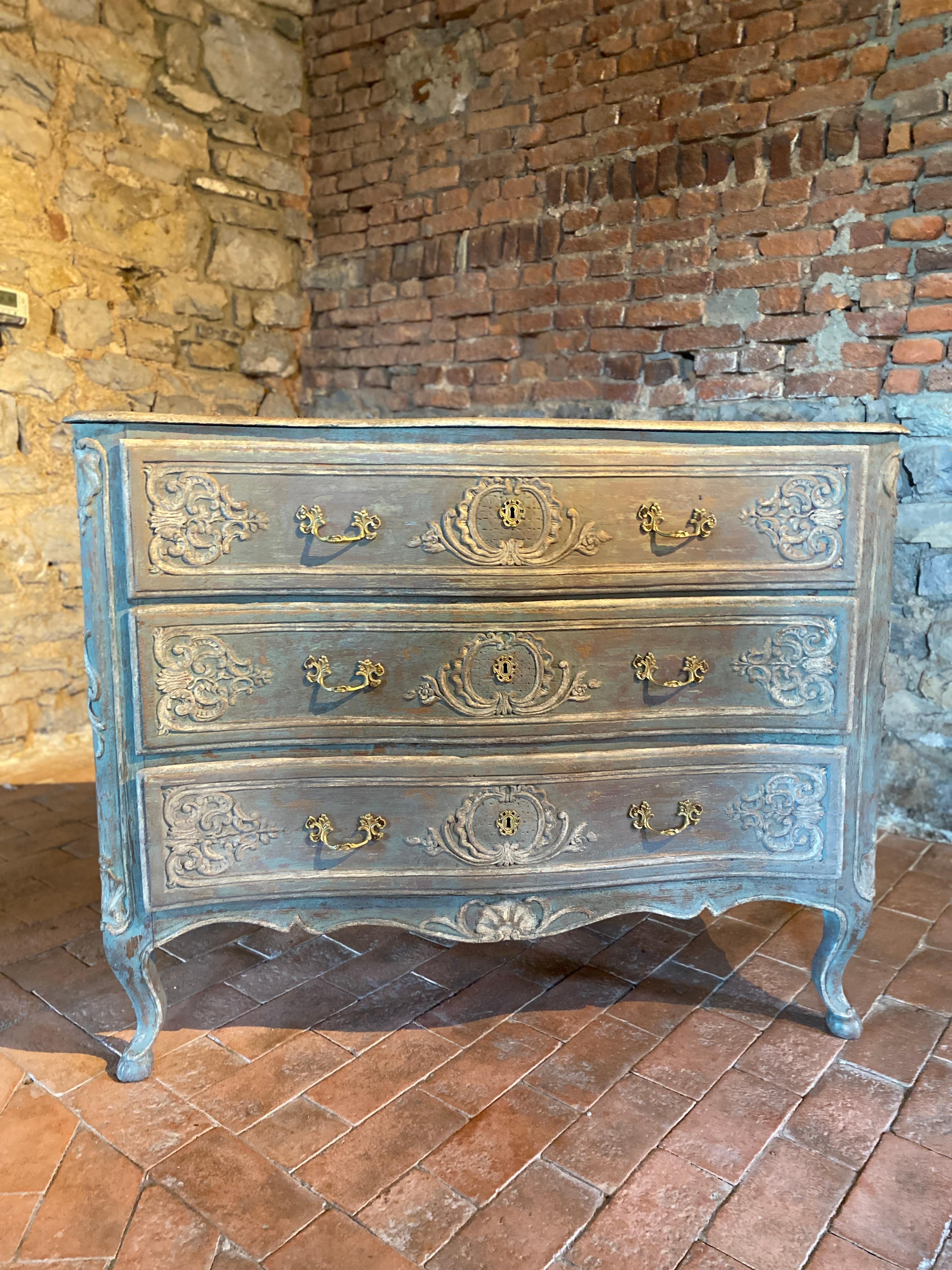 Magnificent small curved and sculpted chest of drawers louis xv 18th century in patinated oak opening on three drawers very pretty rich patina and very decorative