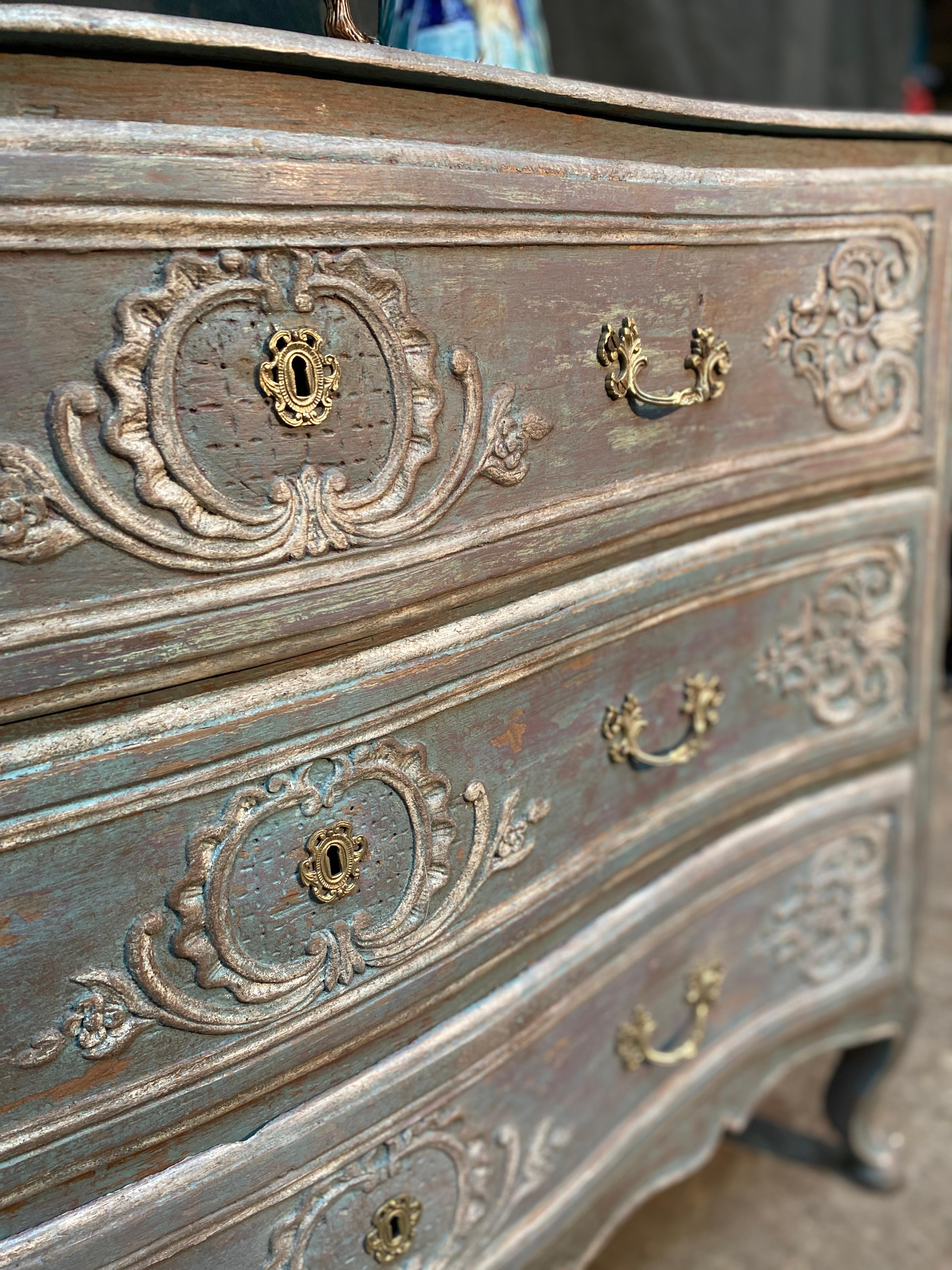 carved curved chest of drawers 18th century louis xv polychrome In Excellent Condition For Sale In Somme-Leuze, BE