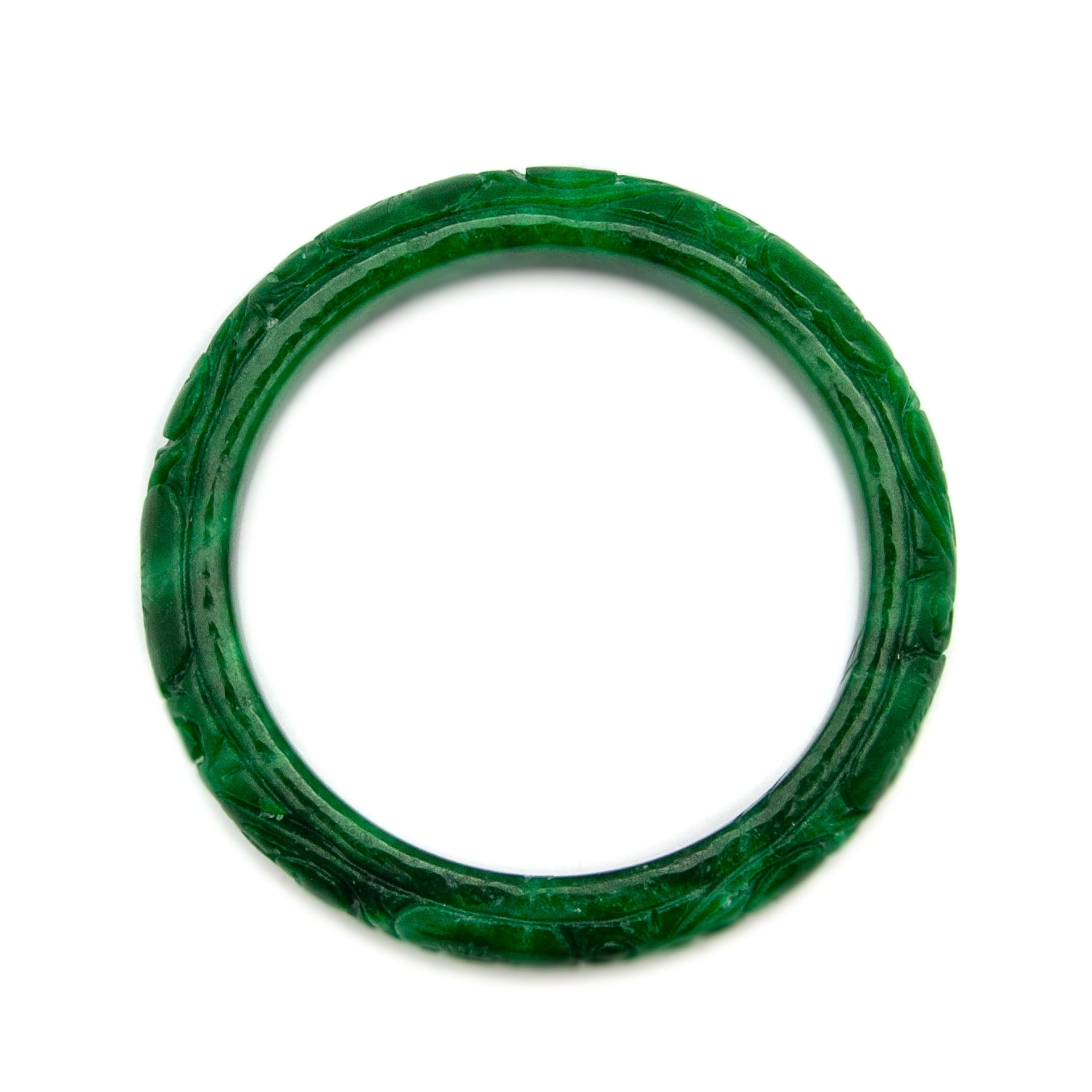 Schöner dunkelgrüner Jade-Armreif mit einem gegliederten Blumenmuster. Die Jade dieses Armreifs hat eine dunkelgrüne Farbe und ist wunderschön zu diesen Blumen geschnitzt. Das Armband ist in sehr gutem Zustand und kann sofort getragen werden. 

Jade