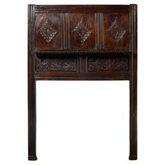 Caminetto Tudor in Oak scuro intagliato con sovramantello