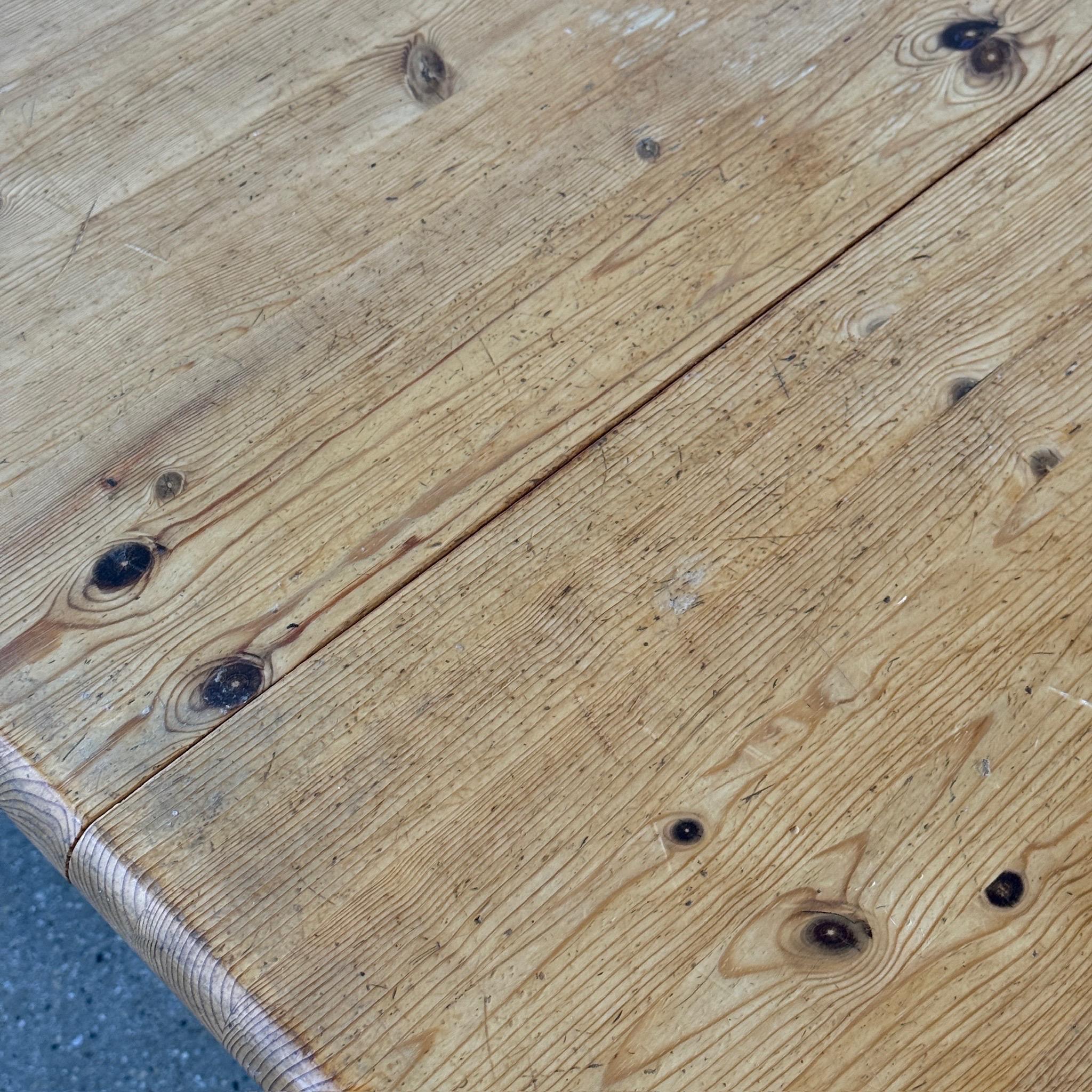 Ausziehbarer Esstisch aus Kiefernholz im Daumiller-Stil im Angebot 1