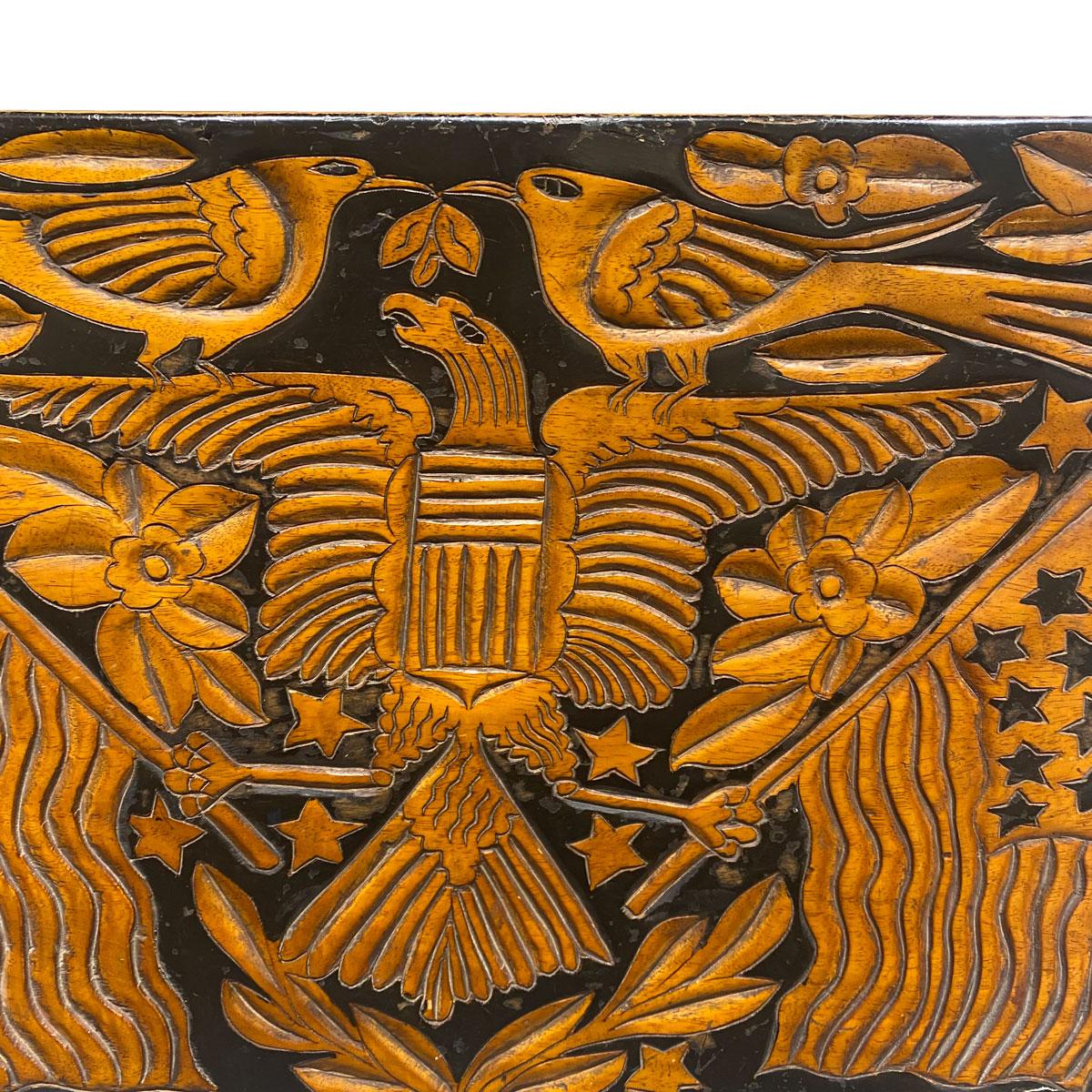 El panel de caoba tallada tiene un águila centrada agarrando dos banderas americanas con dos pájaros, estrellas y motivos florales, muy probablemente un centenario y parte de un panel interior más grande. Estadounidense, c.1870-1880,

