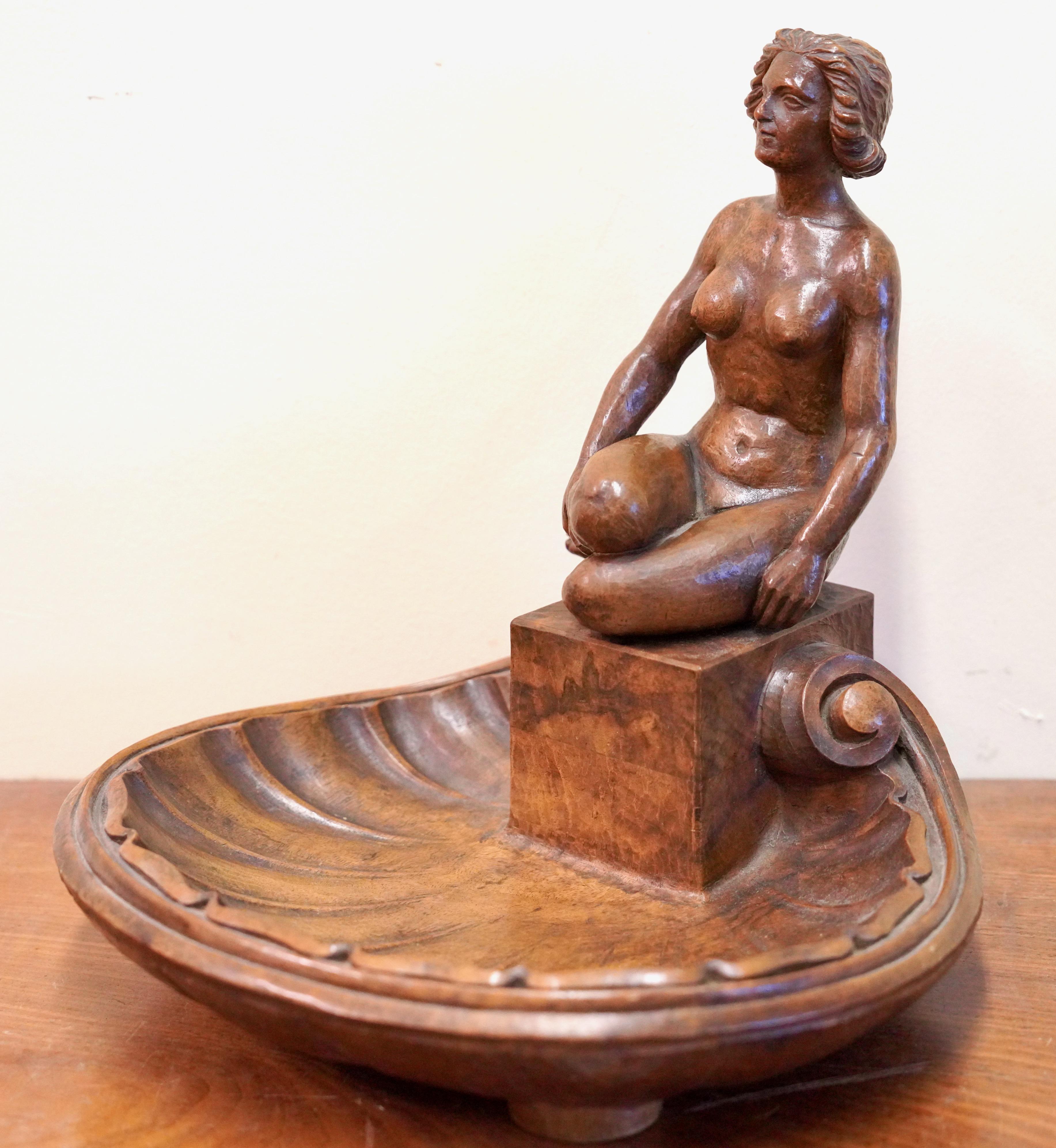 Geschnitzte dekorative Holzfigur, nackte Frau, Akt auf Muschel, geschnitzt (Handgeschnitzt) im Angebot