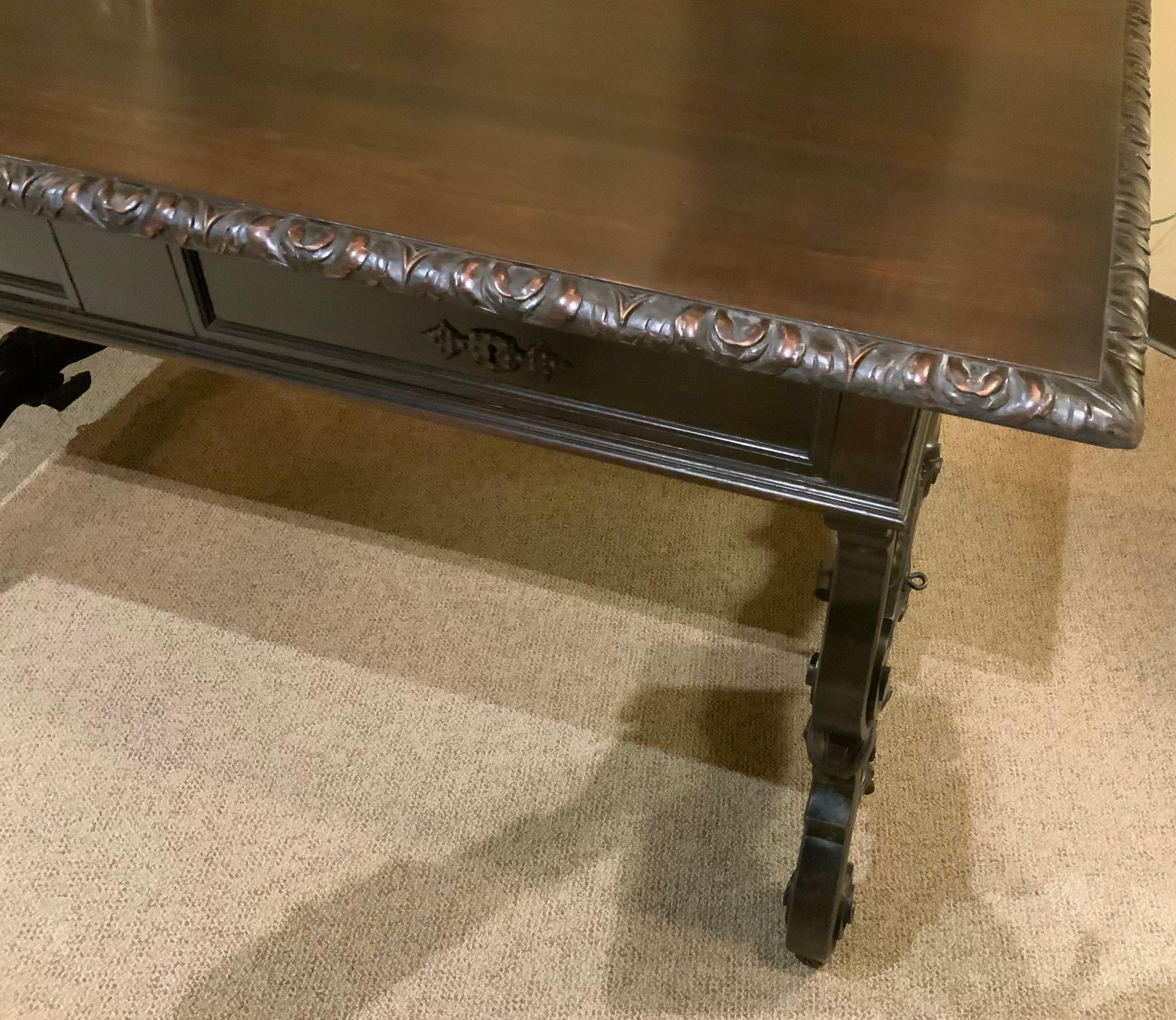 The exceptional wood used in this piece reflects great
Quality. The craftsmanship  executed is also
Very good. It has a gadrooned edge and the top has
No marks or problems. It has a handsome stretcher
Made of iron. This piece is well made and very