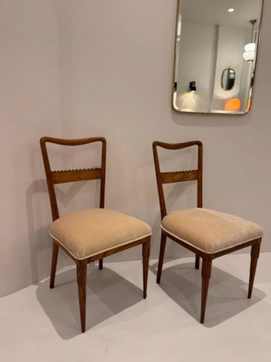 Incredibly intricate in design, these chairs display the pinnacle of Italian ‘50s aesthetic. Every aspect of the design is considered, from the undulating line of the top, the zigzag of the backrest, and the front legs, which start with carved