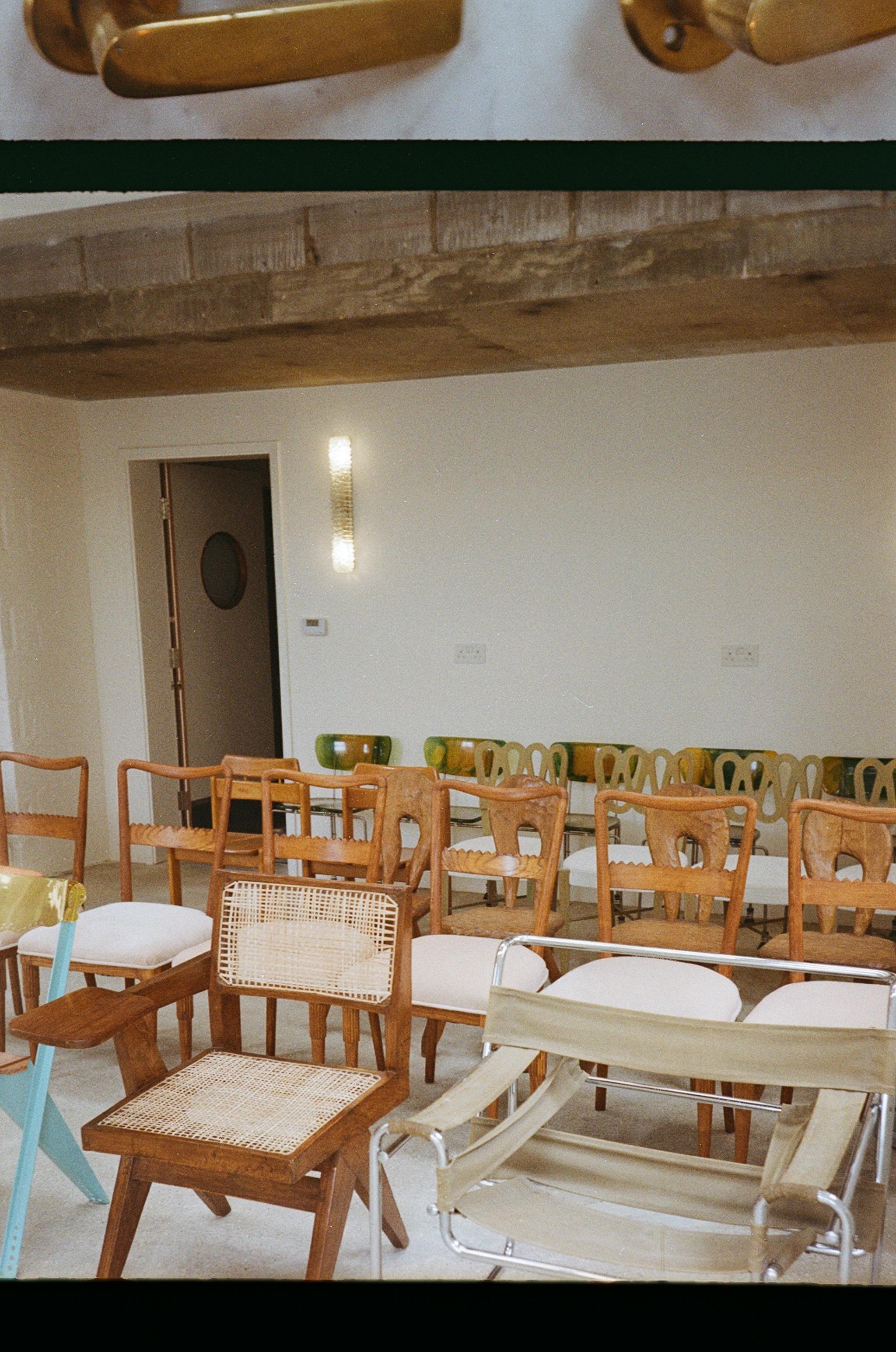 Mid-Century moderno Carved Dining Chairs in vendita