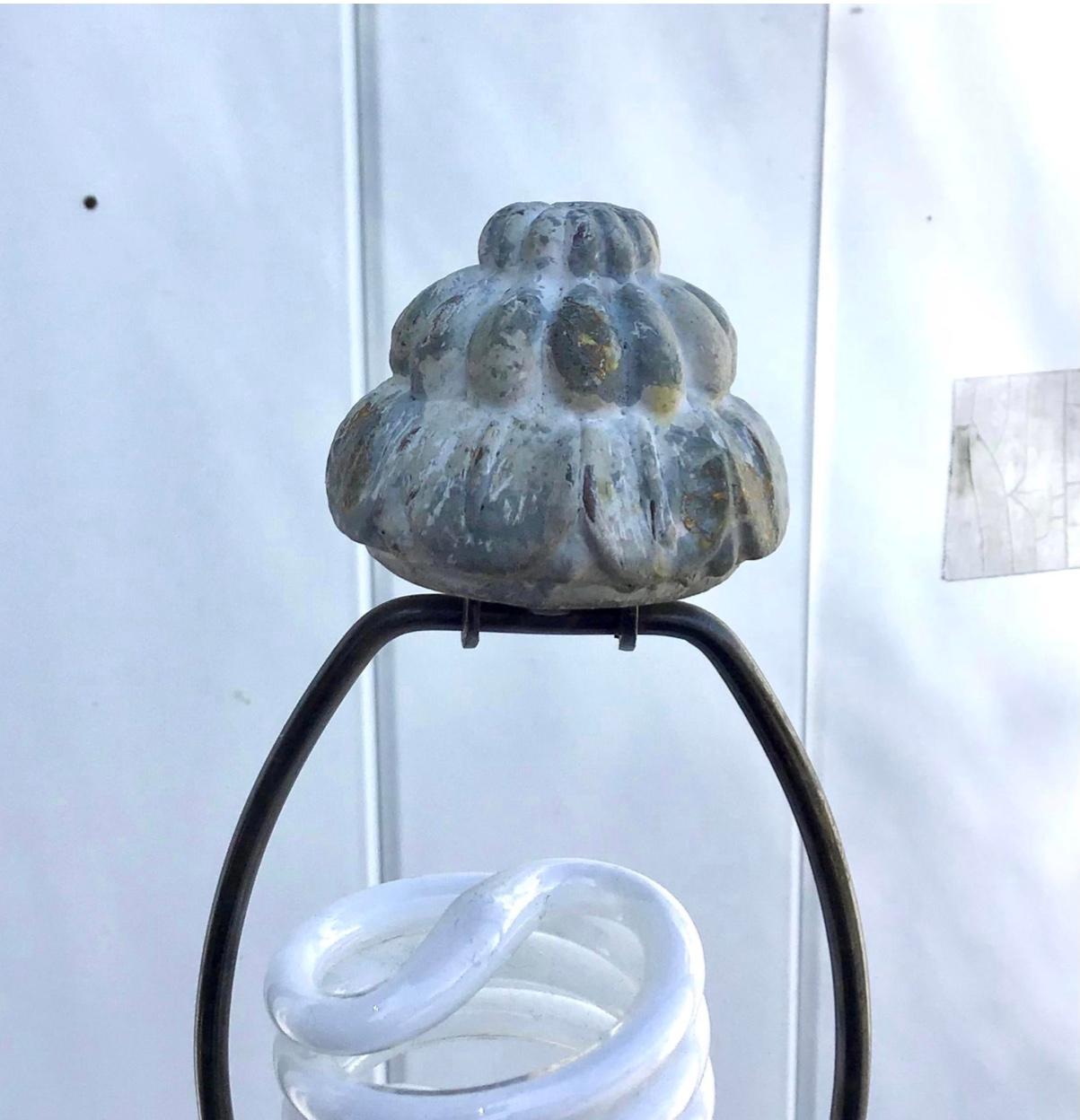 Provincial français Lampes de bureau italiennes en forme d'urne en bois vieilli sculpté en vente