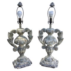Lampes de bureau italiennes en forme d'urne en bois vieilli sculpté