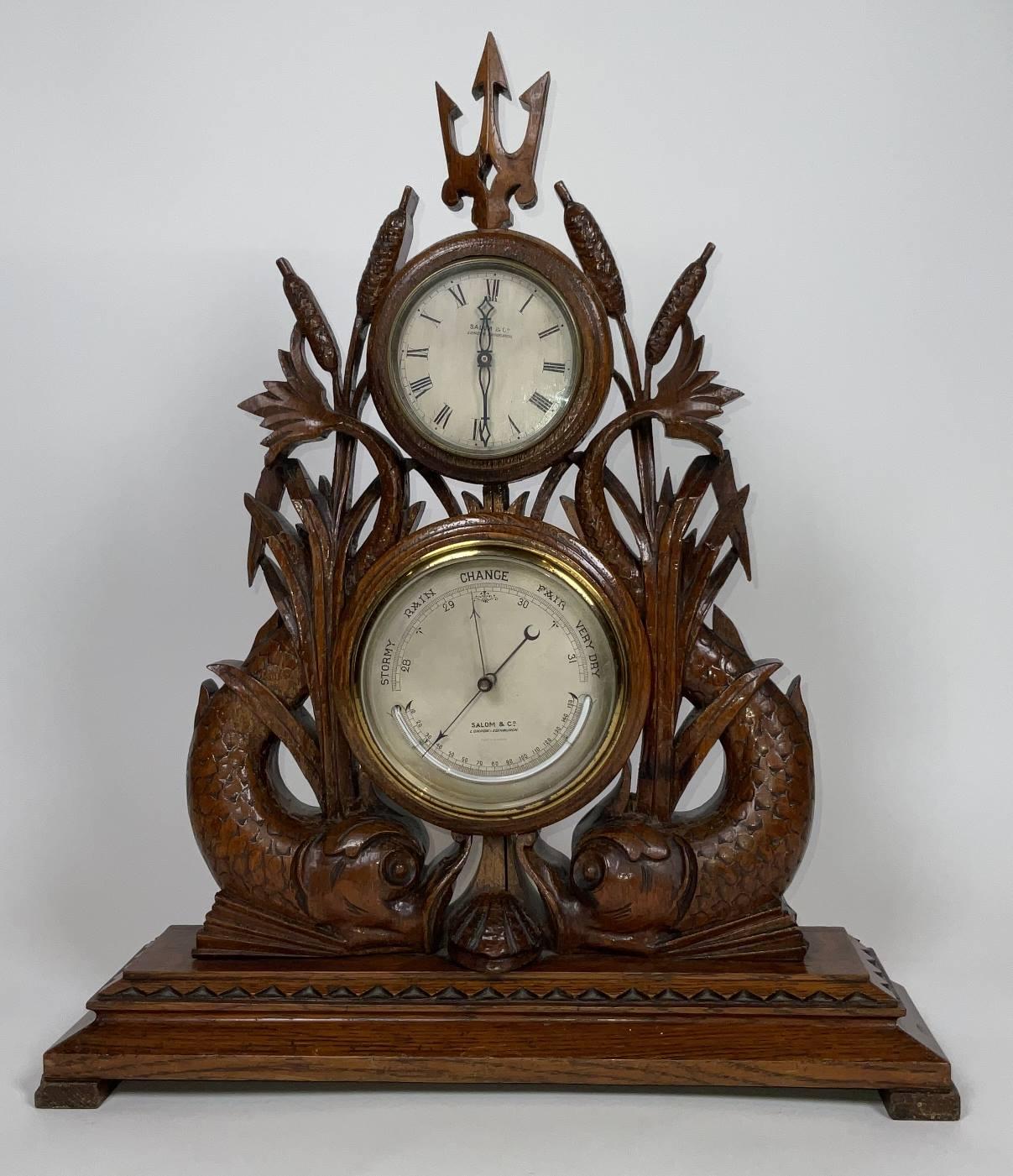 Außergewöhnliche nautische Bibliotheksuhr und Barometer. Dieser Artikel hat einen wunderschönen geschnitzten Delphin in Seegras, der die Uhr und das Barometer trägt. Aus der Spitze ragt ein dreizackiger Speer. Plynth-Basis. Beide Seiten sind mit
