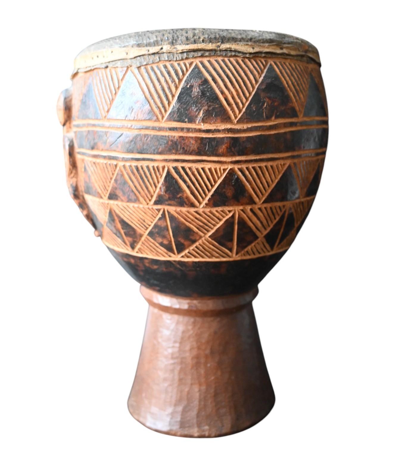 Tribal Tambour sculpté (ngoma) - Luba-maniema / Zela, République démocratique du Congo en vente