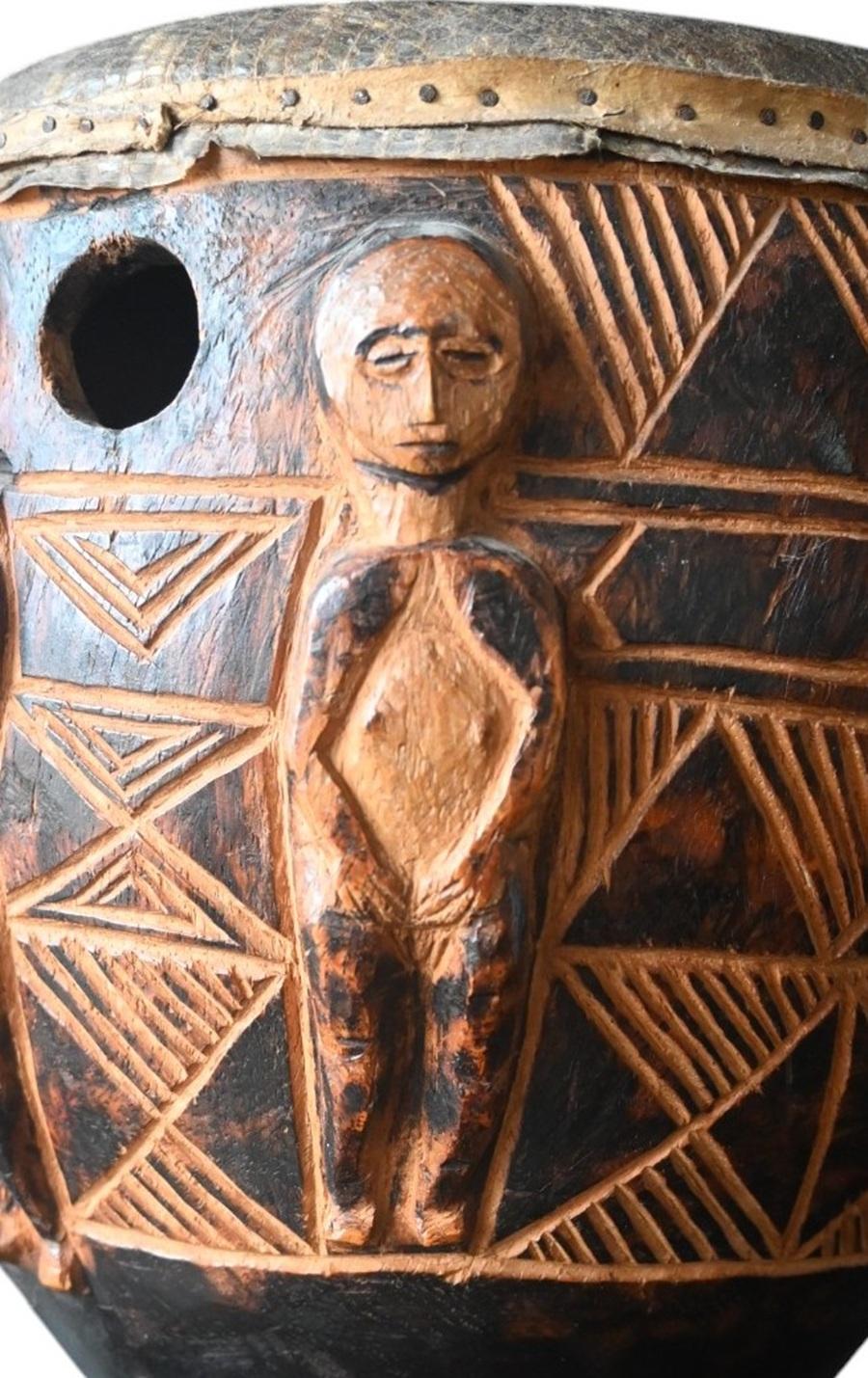 20ième siècle Tambour sculpté (ngoma) - Luba-maniema / Zela, République démocratique du Congo en vente