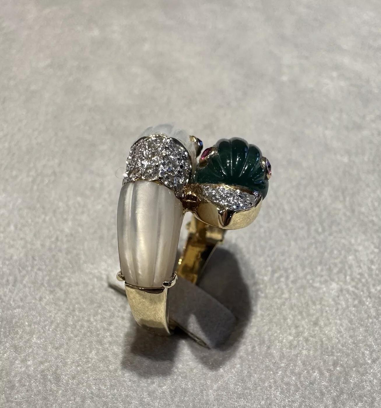 Round Cut Carved Duck Heads Crossover Ring with Diamonds in 18k Yellow Gold