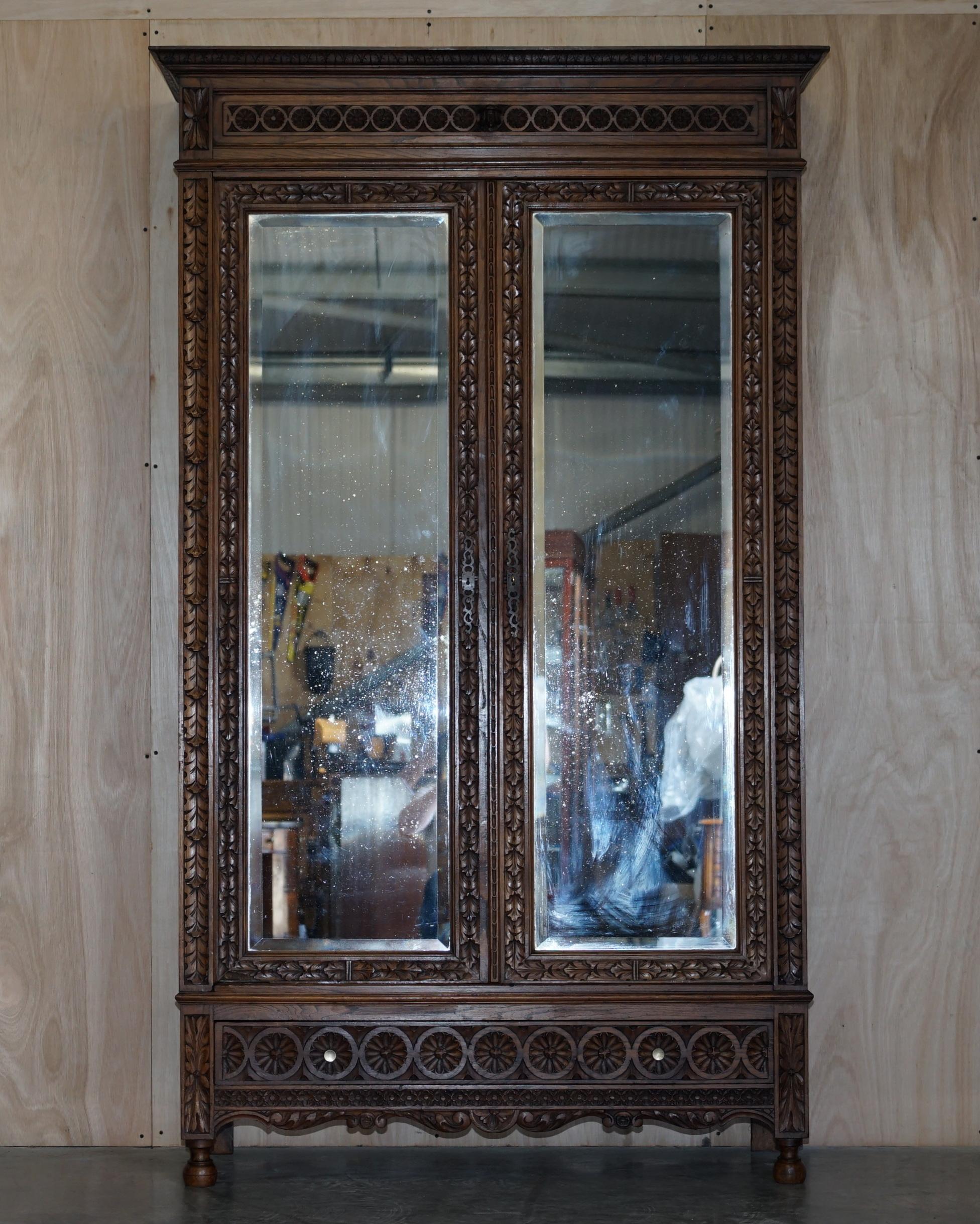 Nous avons le plaisir de vous proposer cette superbe armoire en lin hollandaise ancienne en chêne sculpté à la main avec des portes à miroir en verre plaqué d'origine

Cette pièce fait partie d'une suite, j'ai la paire de chaises de chambre à