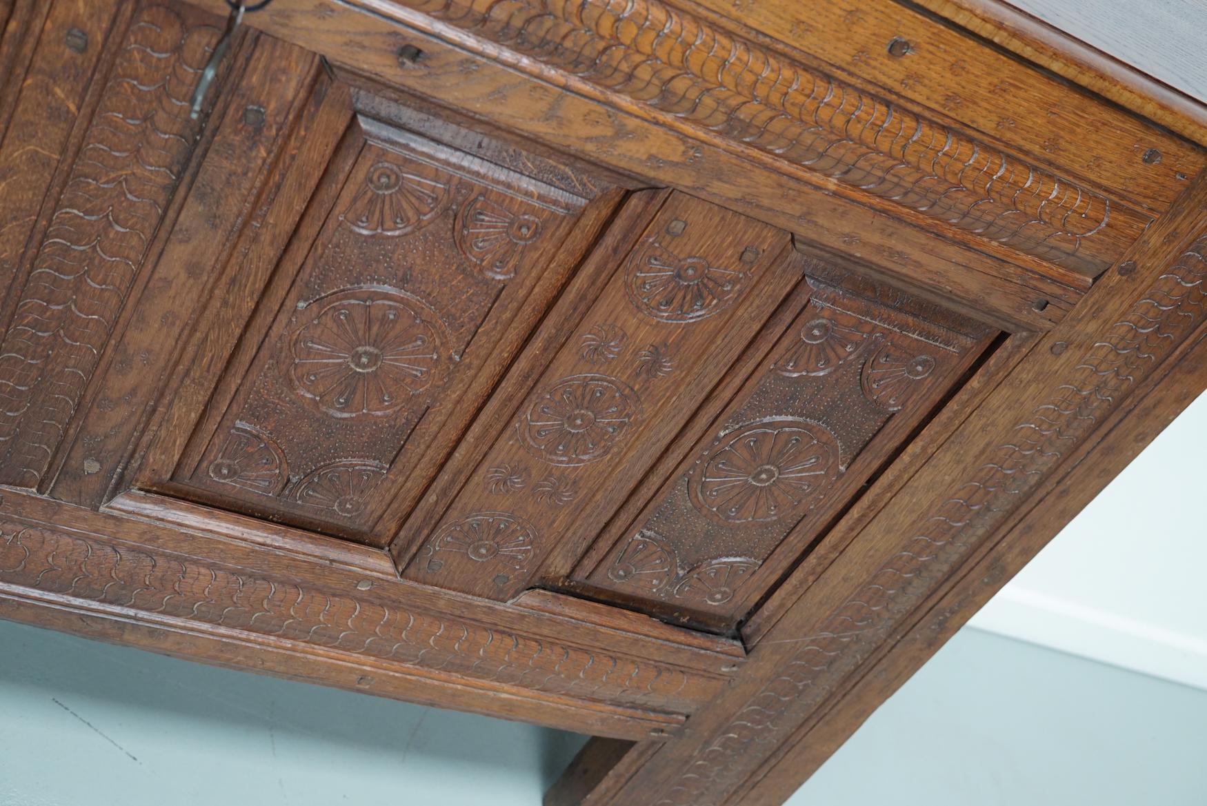 Coffre / table d'appoint en chêne hollandais sculpté du milieu du XVIIIe siècle en vente 4