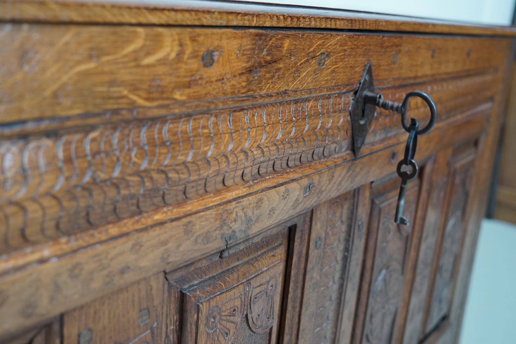 Coffre / table d'appoint en chêne hollandais sculpté du milieu du XVIIIe siècle en vente 5