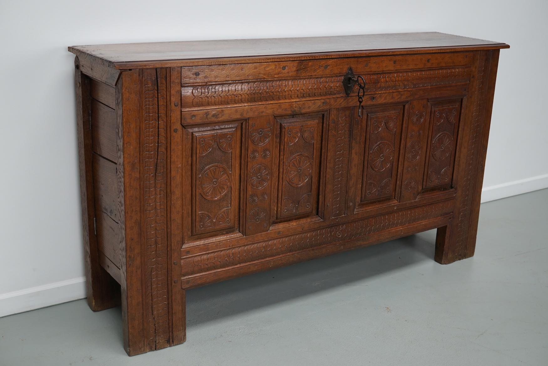 Coffre / table d'appoint en chêne hollandais sculpté du milieu du XVIIIe siècle en vente 6