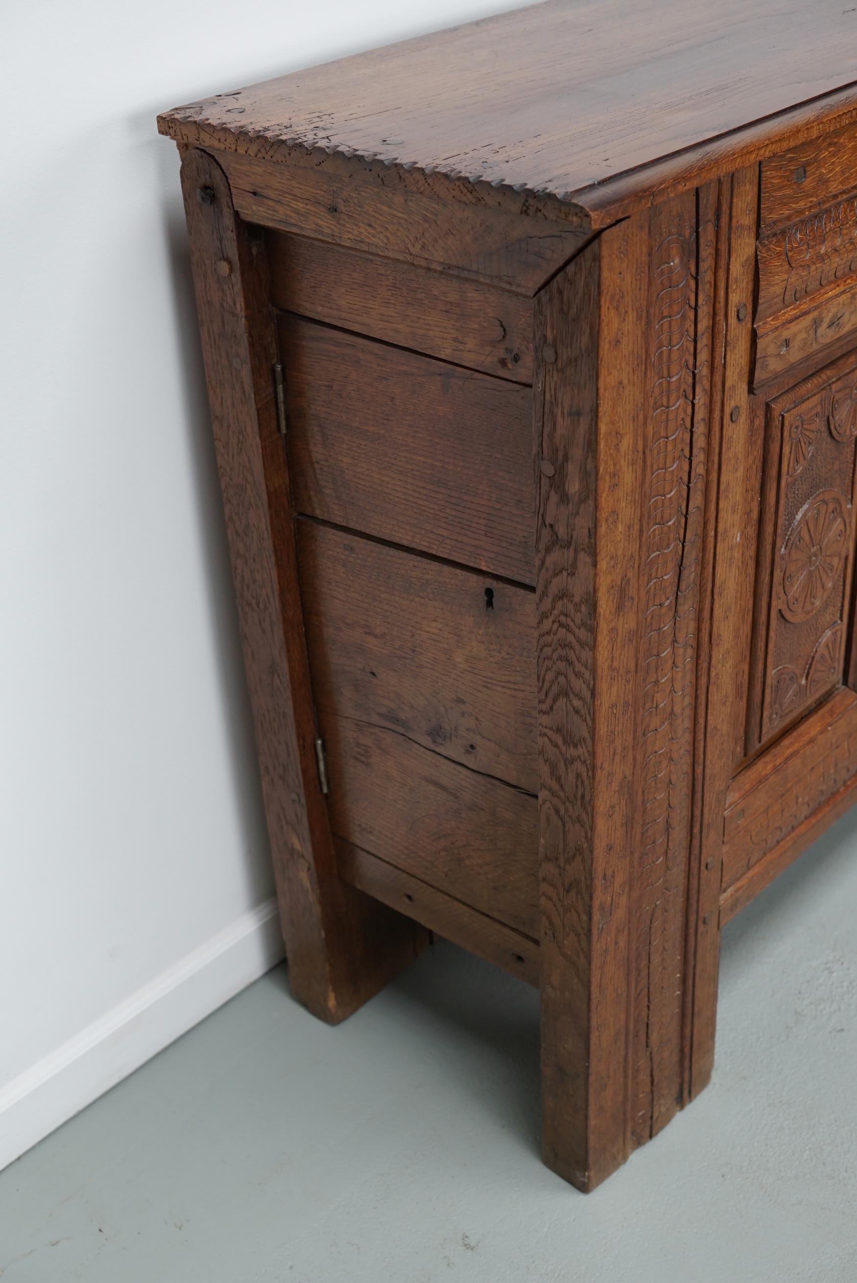 Coffre / table d'appoint en chêne hollandais sculpté du milieu du XVIIIe siècle en vente 7