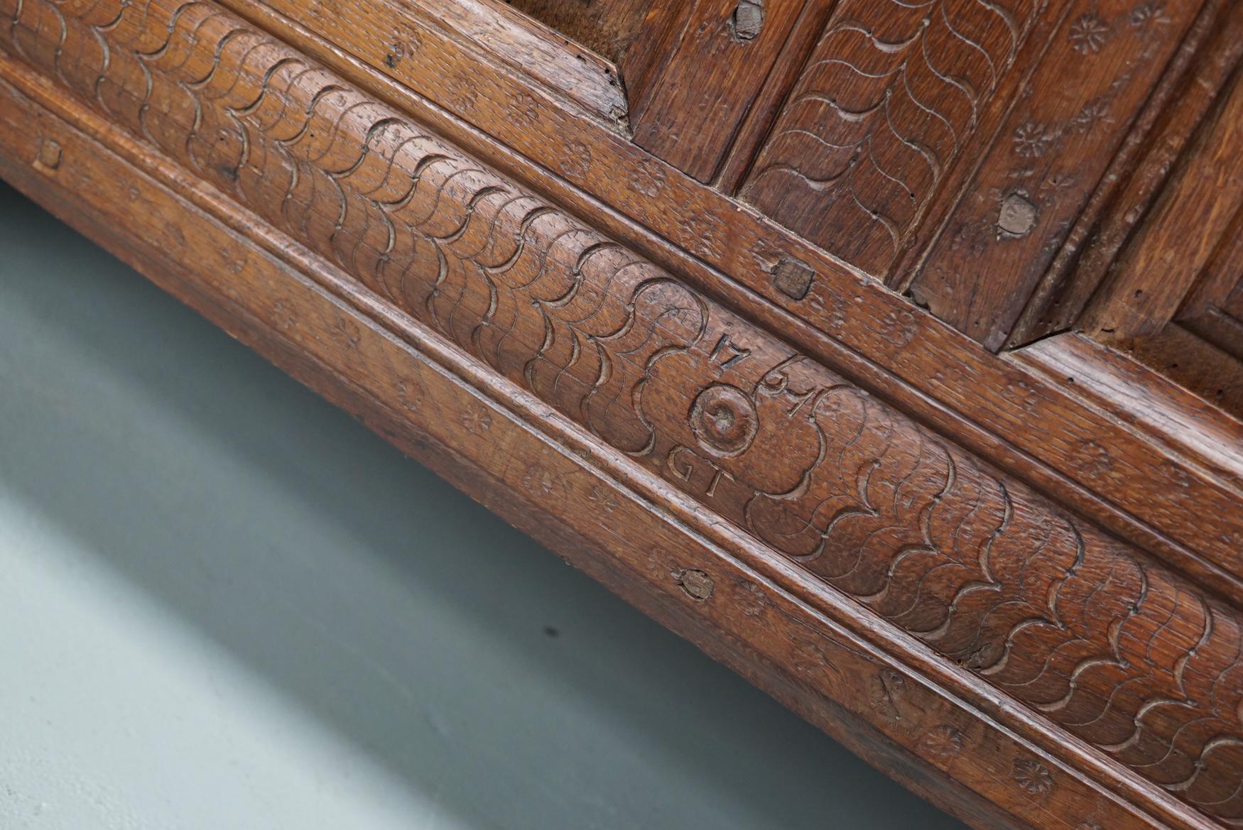 Coffre / table d'appoint en chêne hollandais sculpté du milieu du XVIIIe siècle en vente 8