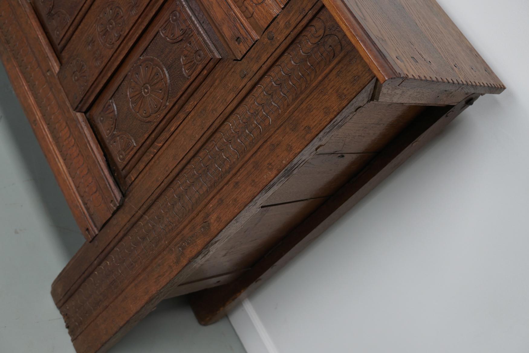 Coffre / table d'appoint en chêne hollandais sculpté du milieu du XVIIIe siècle en vente 9