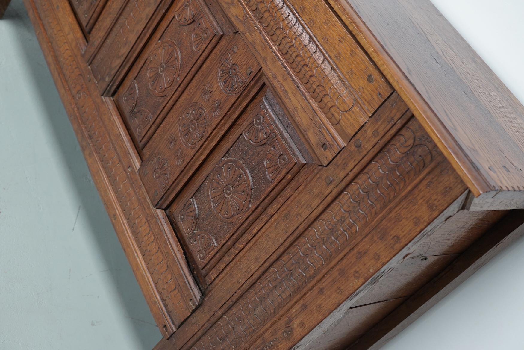 Coffre / table d'appoint en chêne hollandais sculpté du milieu du XVIIIe siècle en vente 10