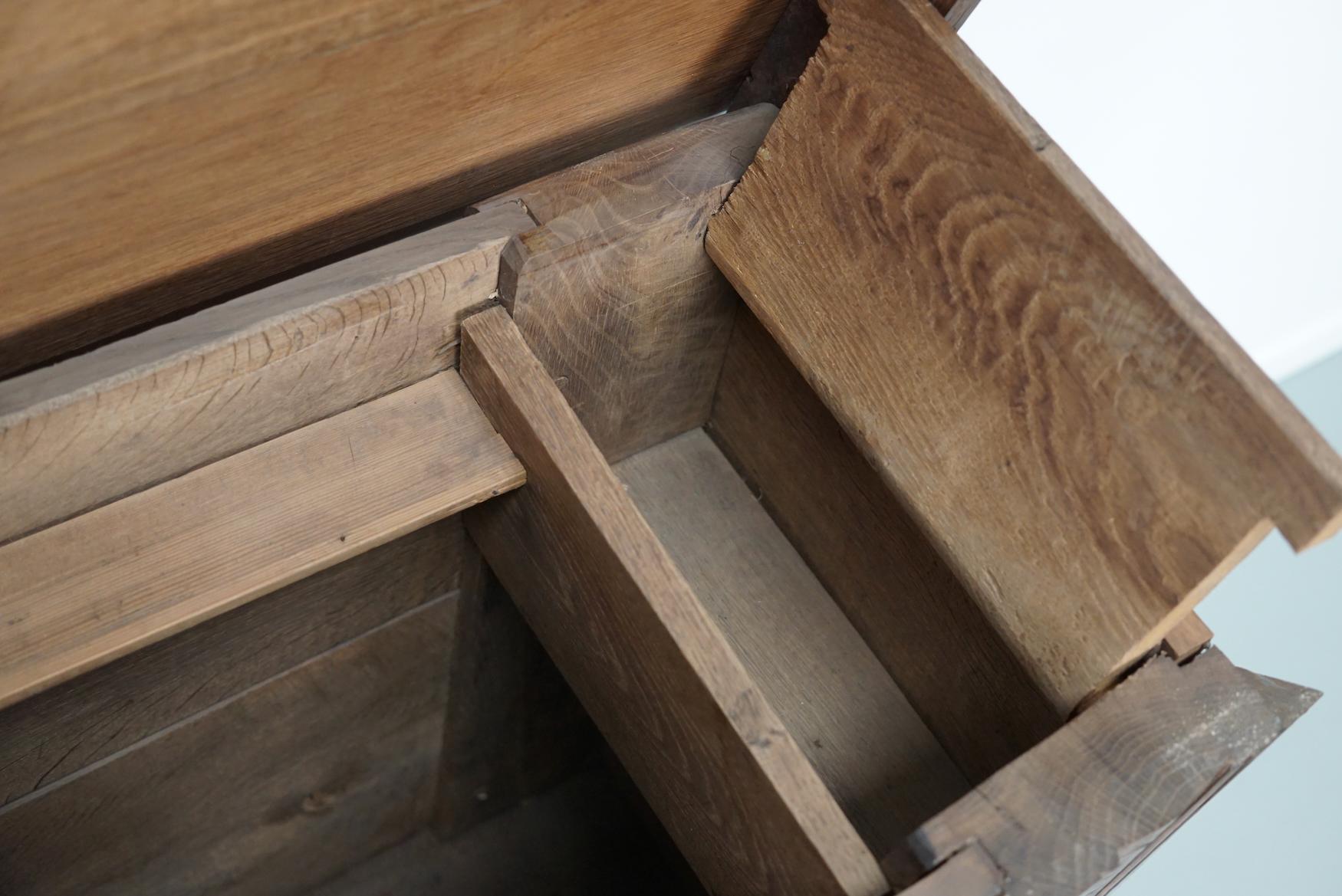 Néerlandais Coffre / table d'appoint en chêne hollandais sculpté du milieu du XVIIIe siècle en vente