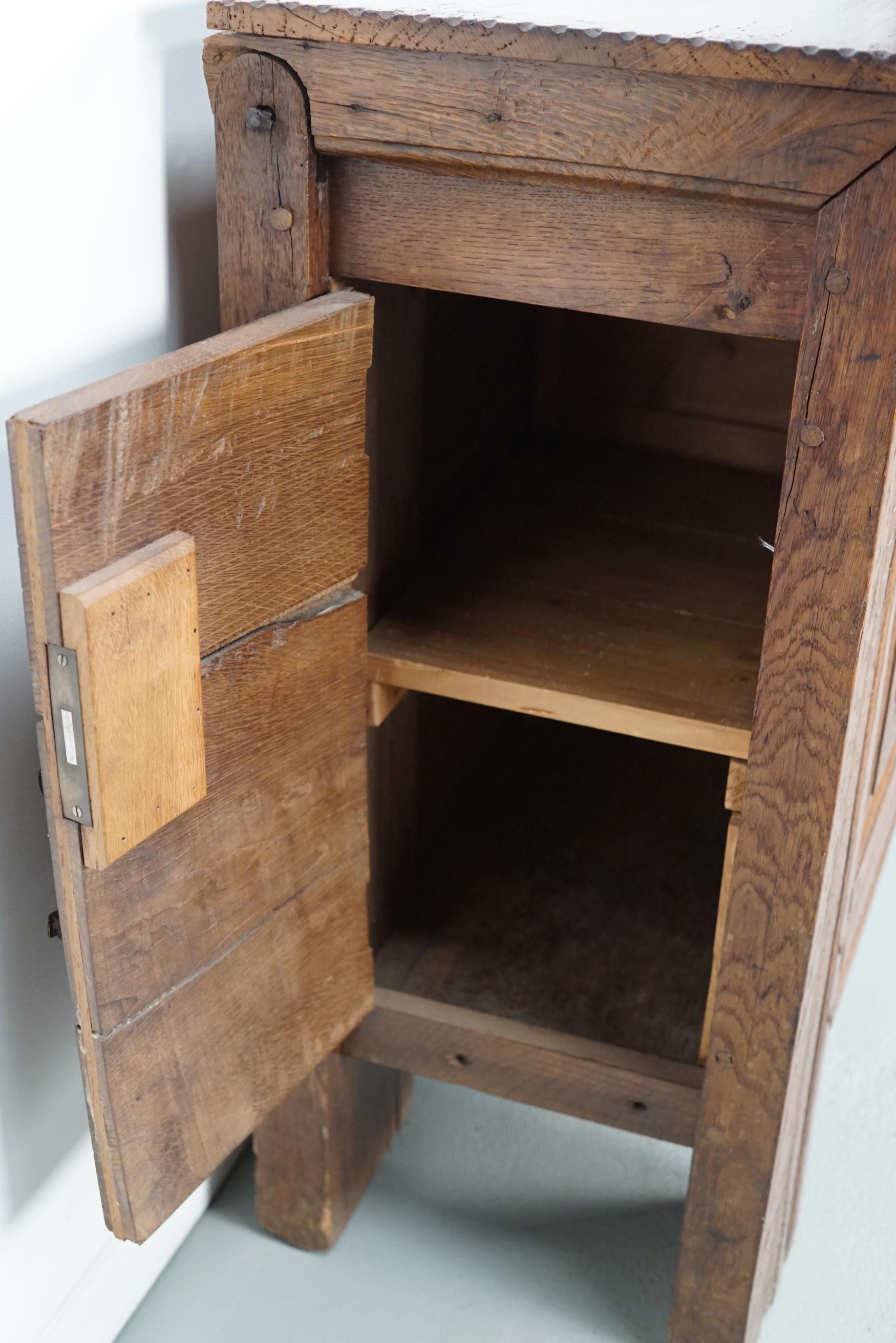 Coffre / table d'appoint en chêne hollandais sculpté du milieu du XVIIIe siècle Bon état - En vente à Nijmegen, NL