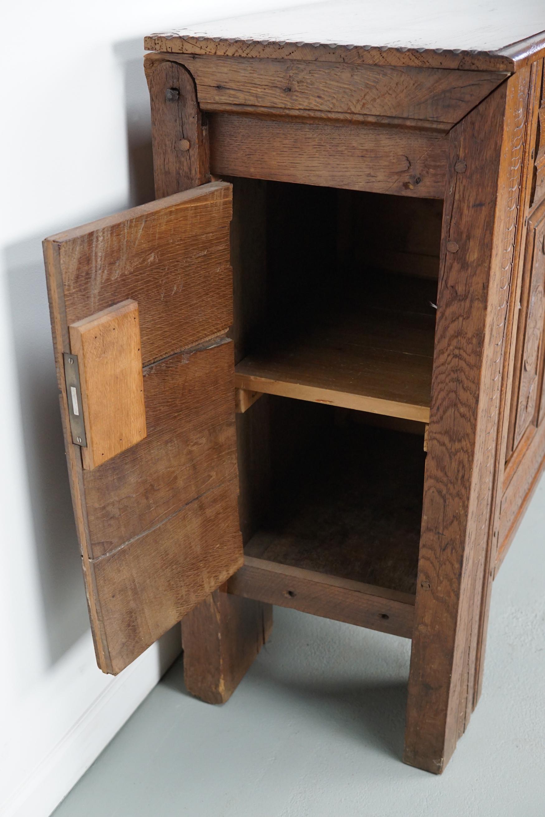 XVIIIe siècle et antérieur Coffre / table d'appoint en chêne hollandais sculpté du milieu du XVIIIe siècle en vente