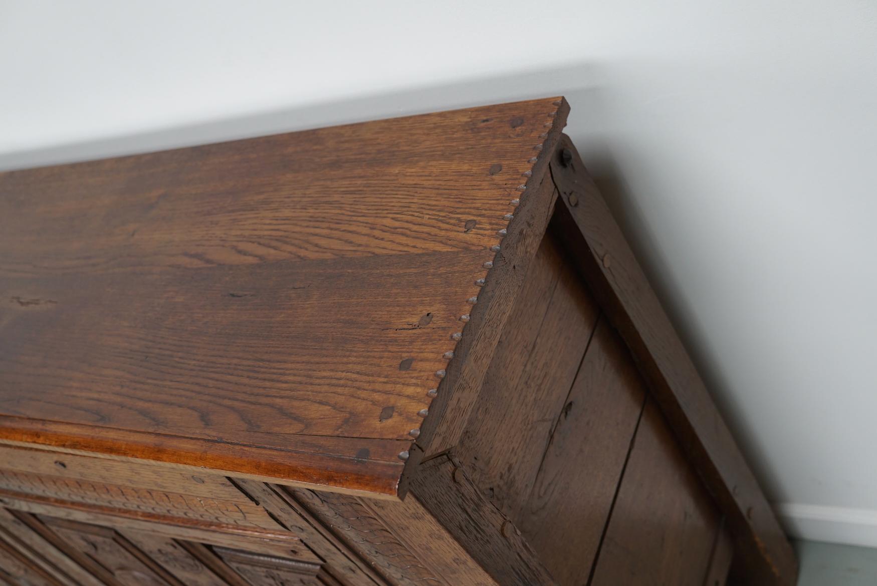 Chêne Coffre / table d'appoint en chêne hollandais sculpté du milieu du XVIIIe siècle en vente