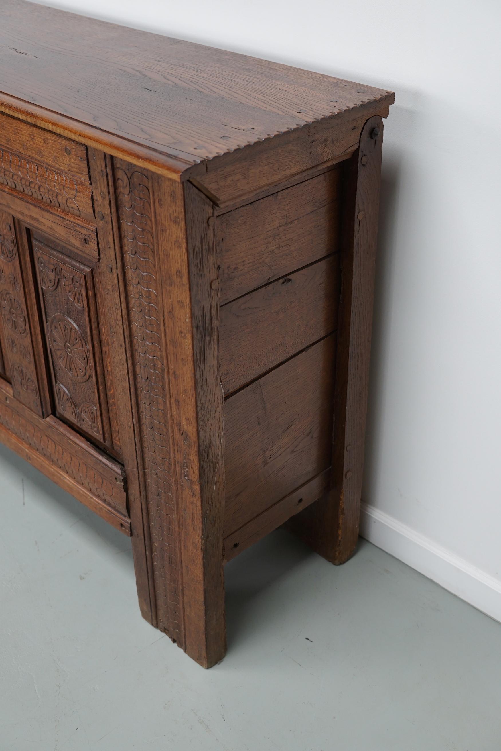 Coffre / table d'appoint en chêne hollandais sculpté du milieu du XVIIIe siècle en vente 1