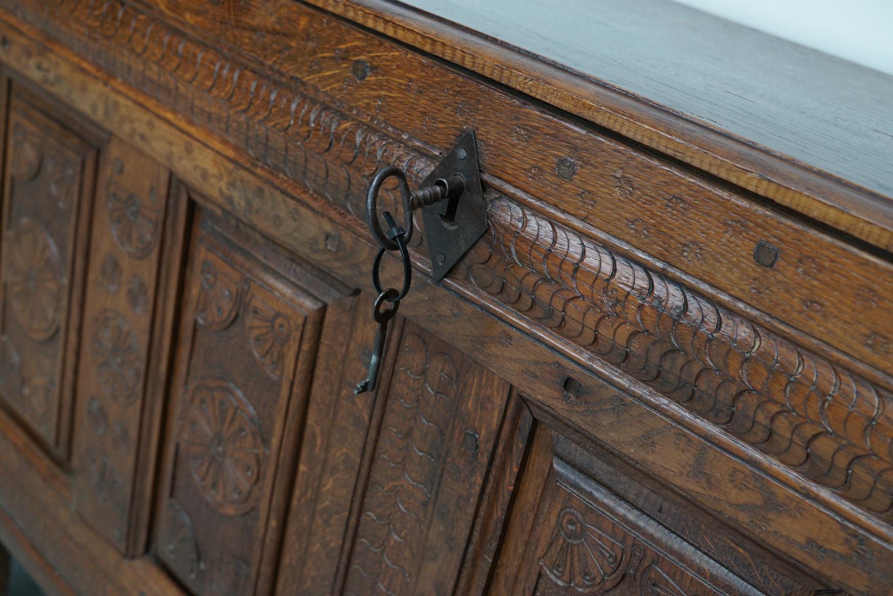 Coffre / table d'appoint en chêne hollandais sculpté du milieu du XVIIIe siècle en vente 3