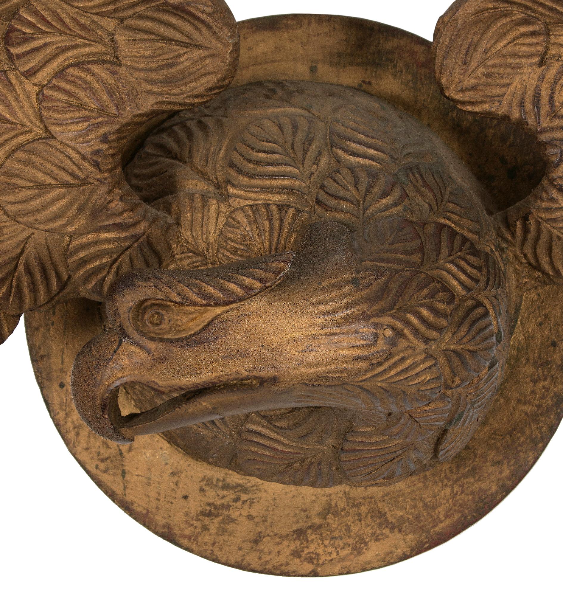 Aigle sculpté sur une plaque circulaire, de style voluptueux et chétif, avec des ailes rappelant celles des anges de TOMBSTONE, 3e QUARTIER DU 19e SIÈCLE

Aigle de taille réduite, sculpté à la main sur une plaque circulaire, trouvé dans le Maine,