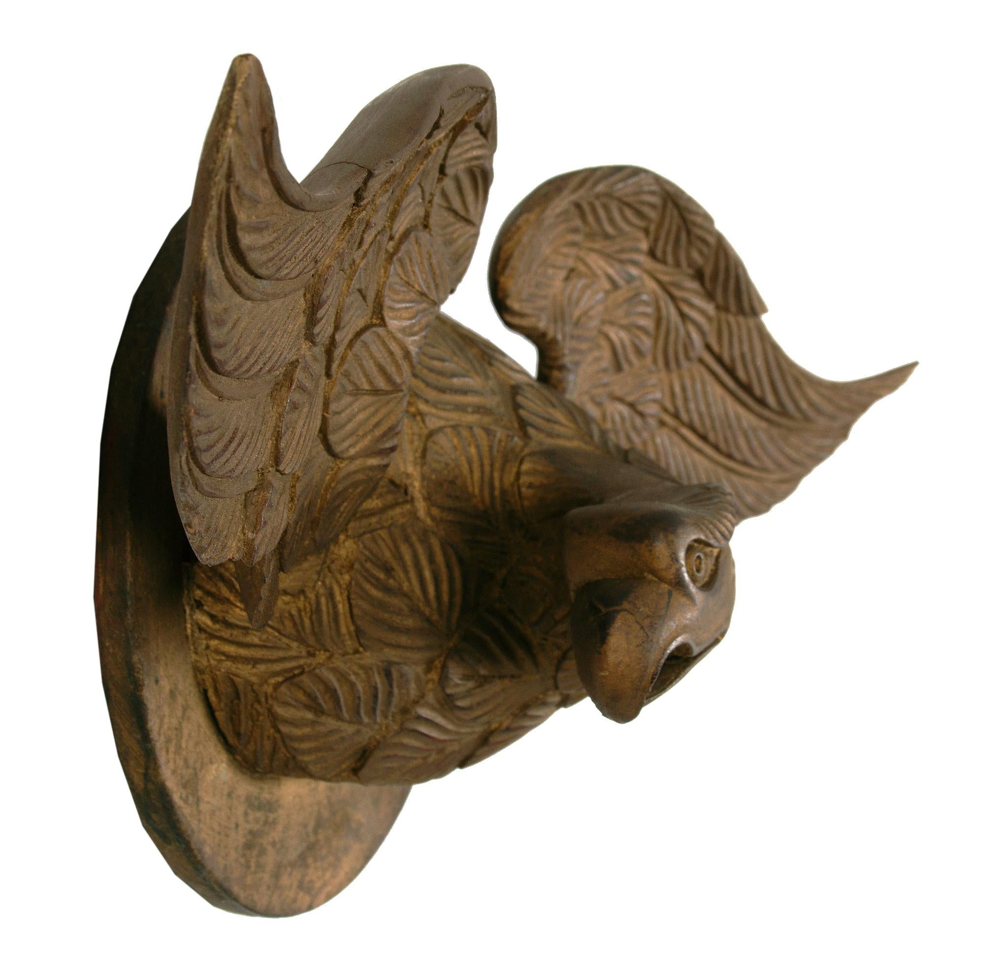 Milieu du XIXe siècle Eagle sculpté sur plaque circulaire, vers 1860-1876 en vente