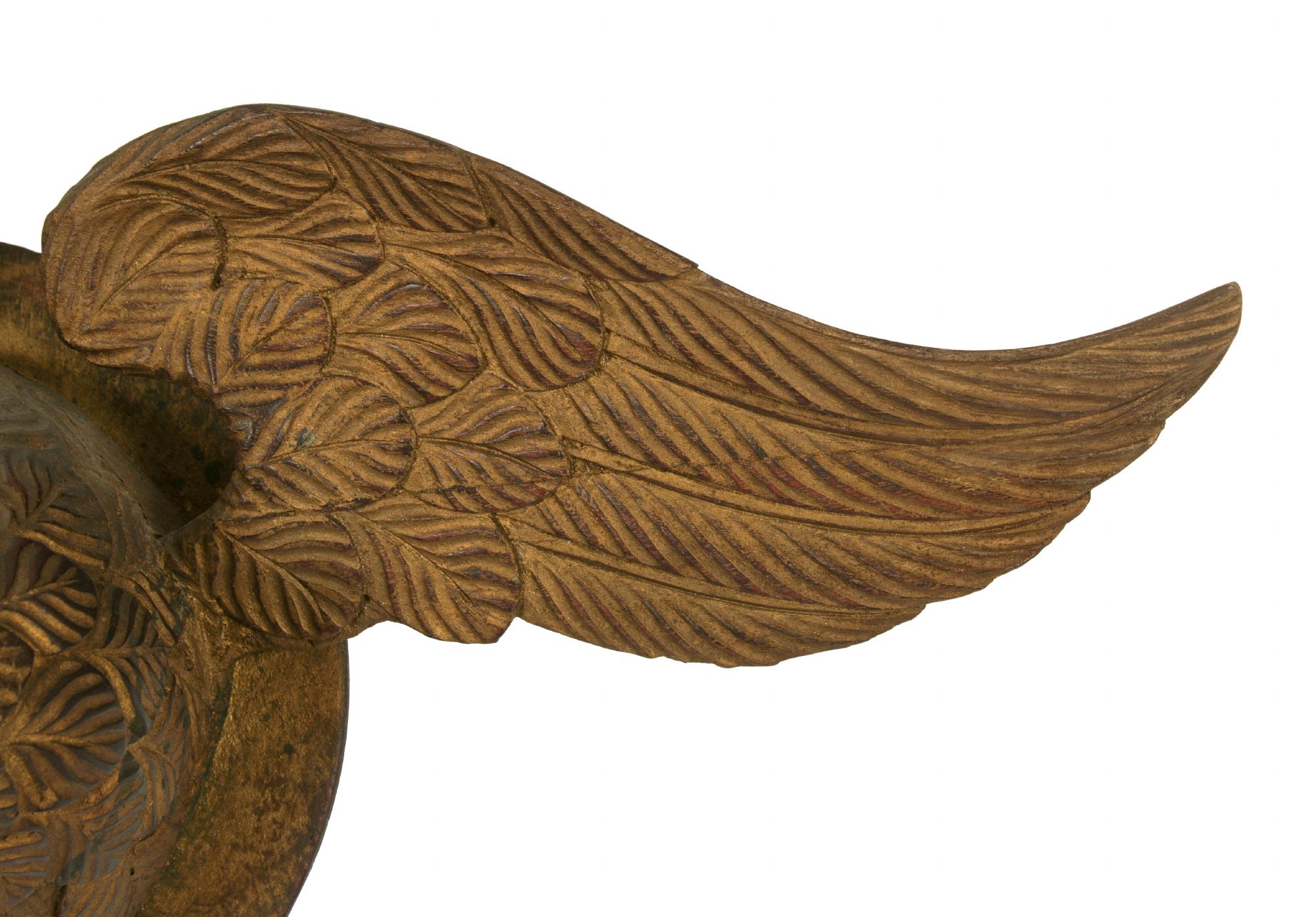 Bois Eagle sculpté sur plaque circulaire, vers 1860-1876 en vente
